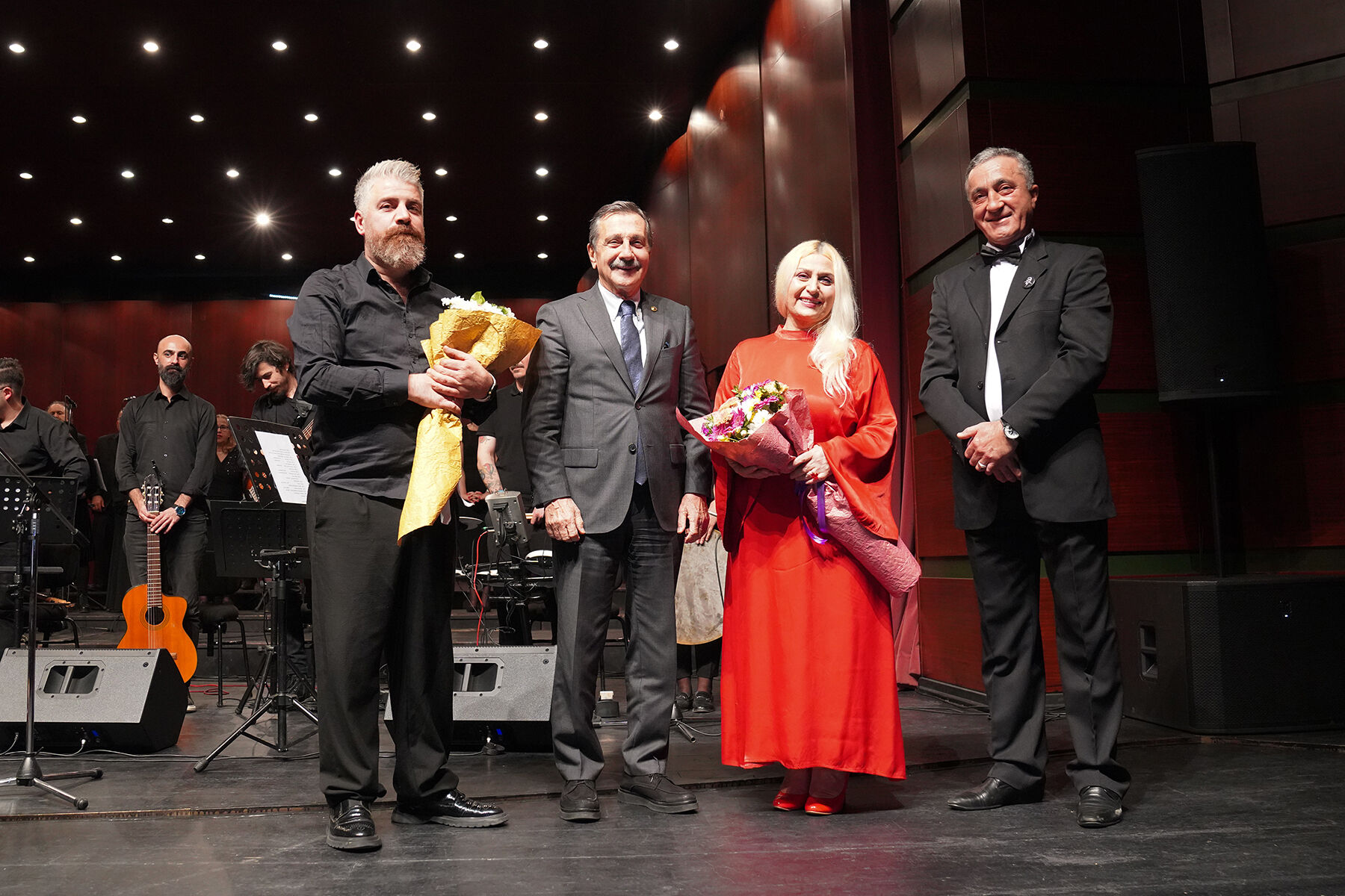 THM şarkılarını öğretmenler için seslendirdi