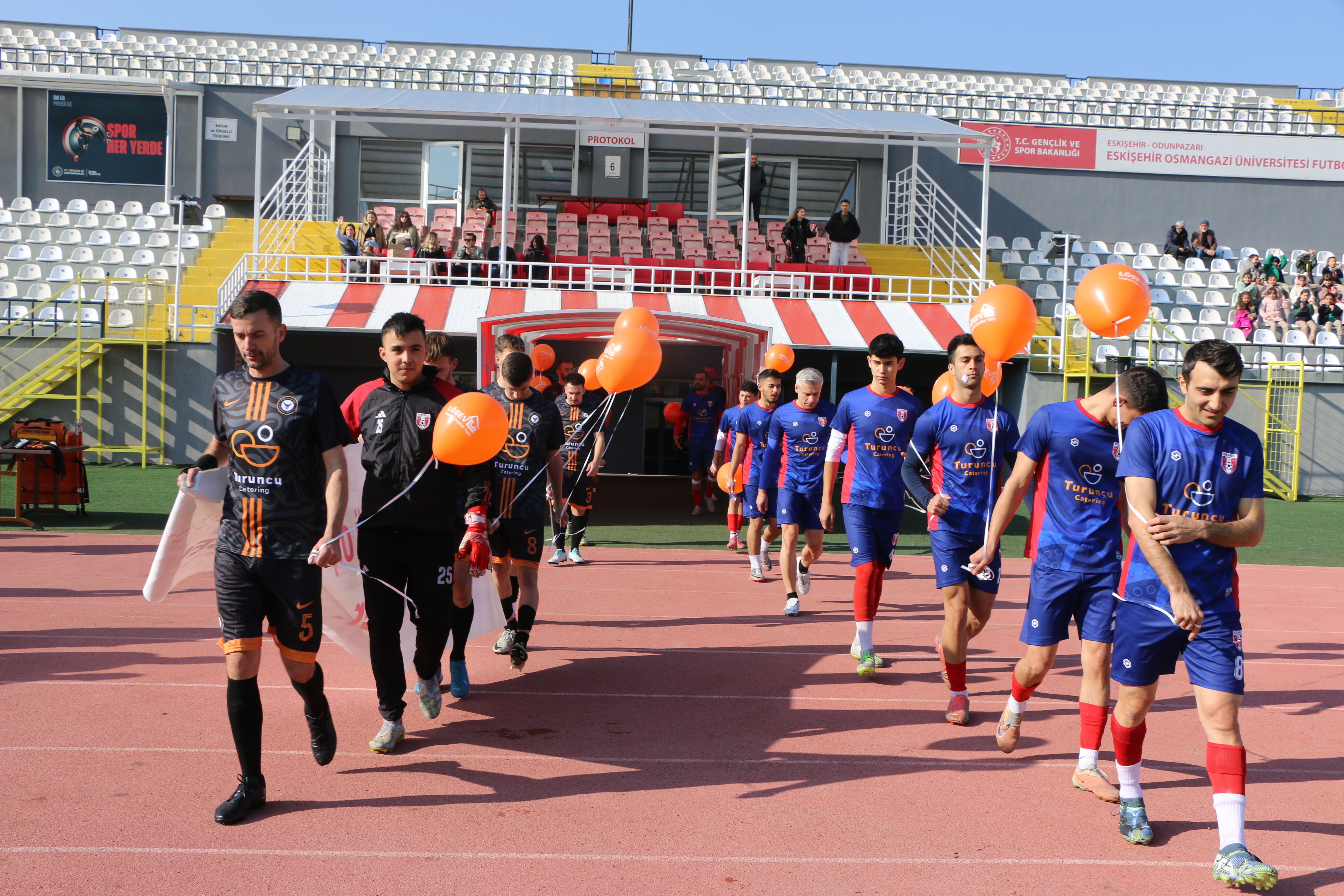 Eskişehir'de lösemili çocuklar yararına futbol maçı oynandı