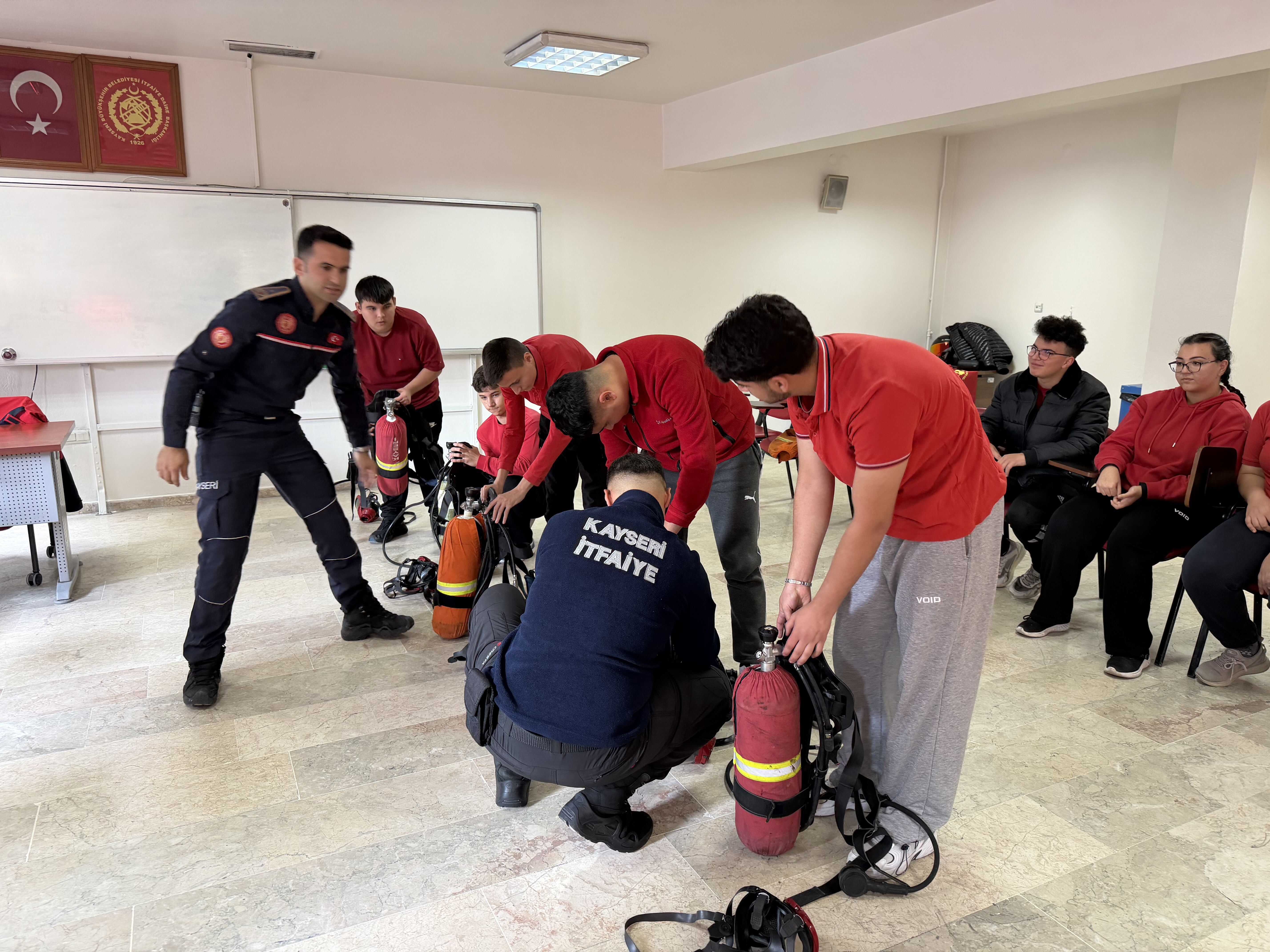 Büyükşehir Belediyesi itfaiyesinden stajyer lise öğrencilerine eğitim desteği