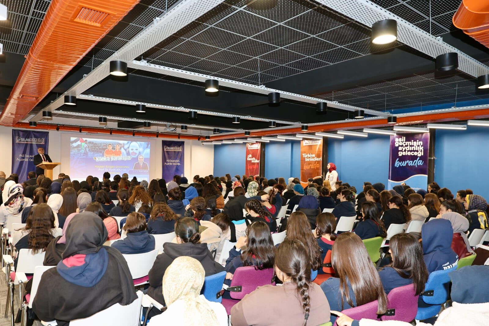 Erciyes Üniversitesi Rektörü Altun, öğrencilerle bir araya geldi