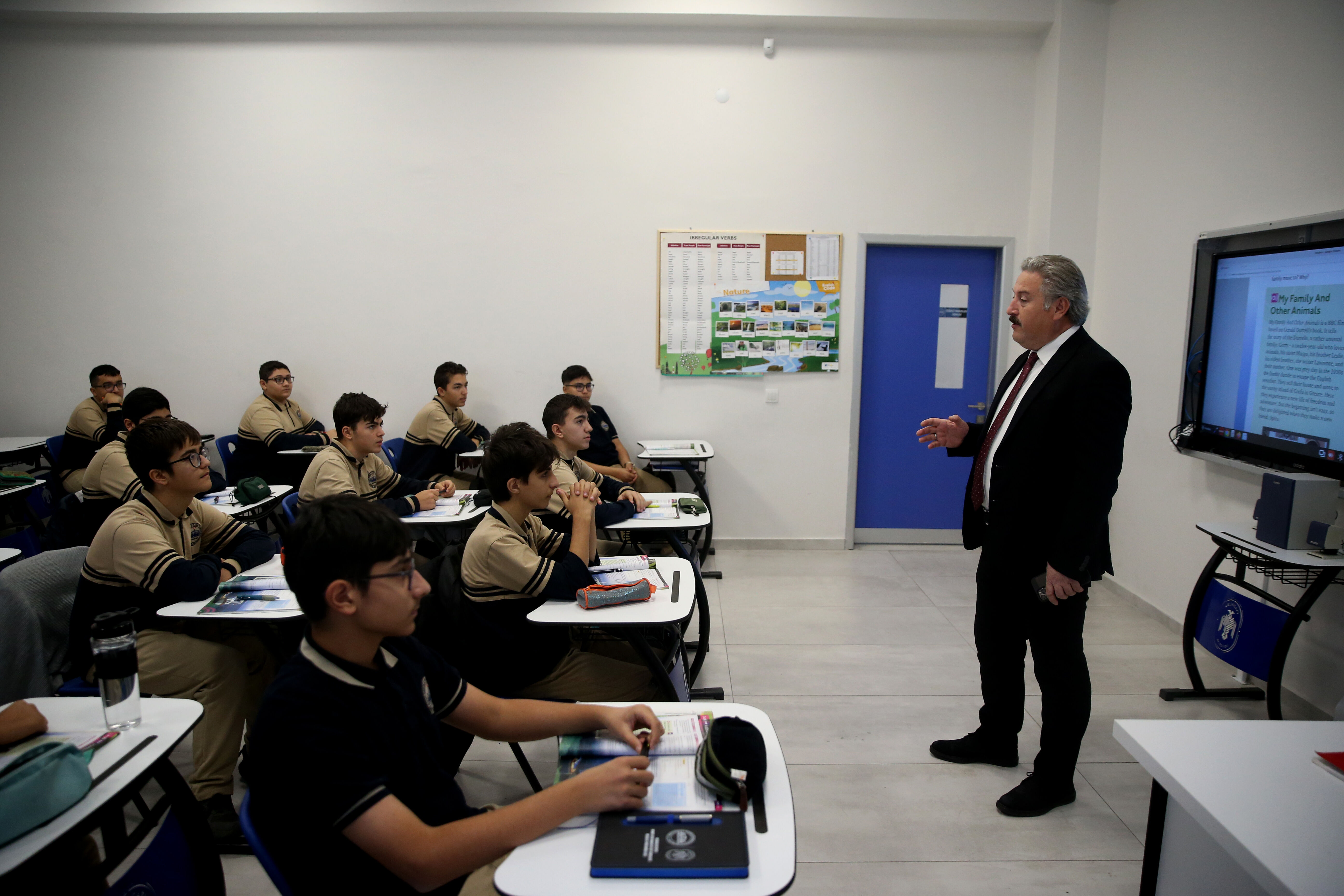 Başkanı olduğu belediyenin yaptırdığı lisede misafir öğretmenlik yapıyor