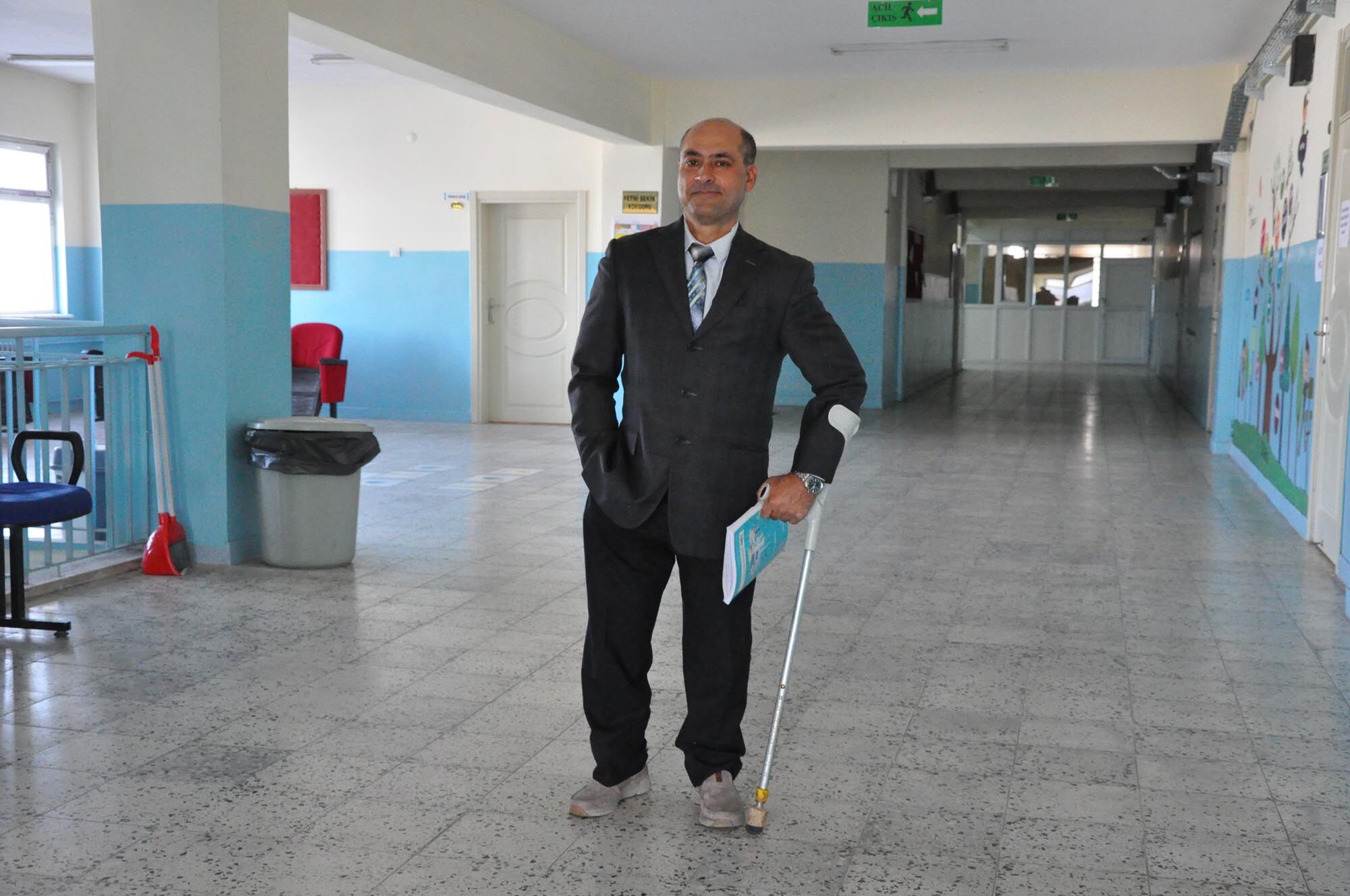 Çocuk felciyle dünyaya gelen öğretmen, mesleğini 20 yıldır koltuk değneğiyle sürdürüyor