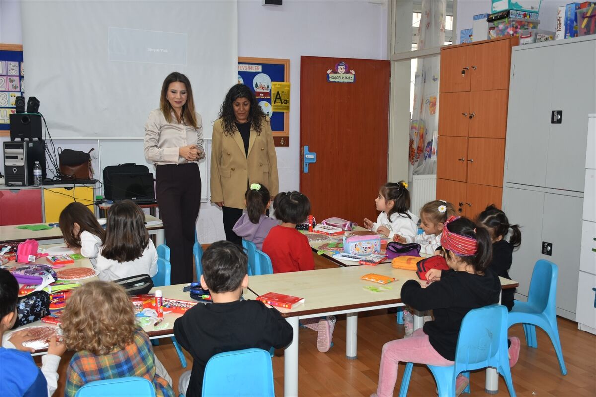 Öğretmen anne ile kızı aynı okulda öğrencileri geleceğe hazırlıyor