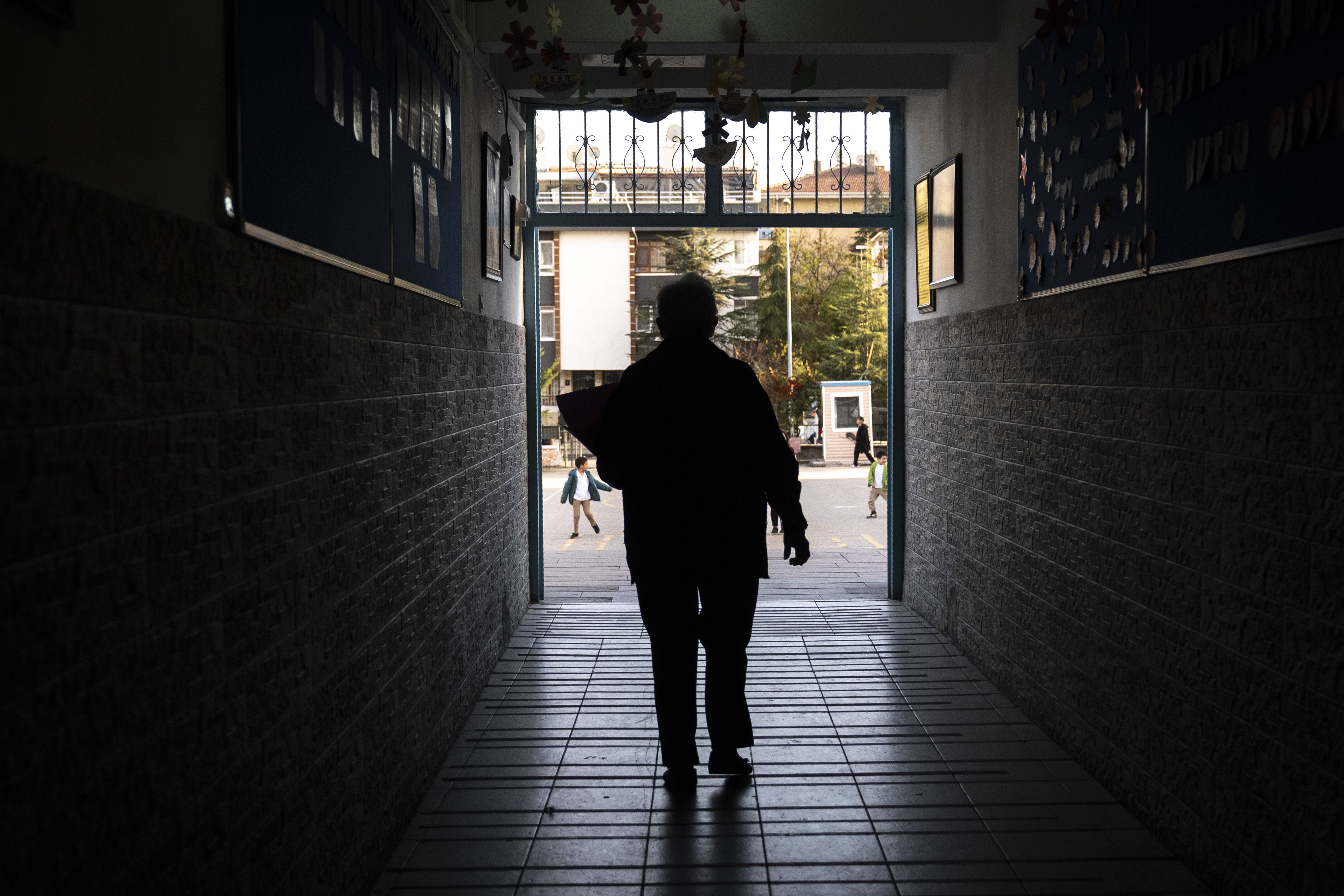 Emekliye ayrılan öğretmen 36 yıl sonra eski okulunda tahta karşısına geçti