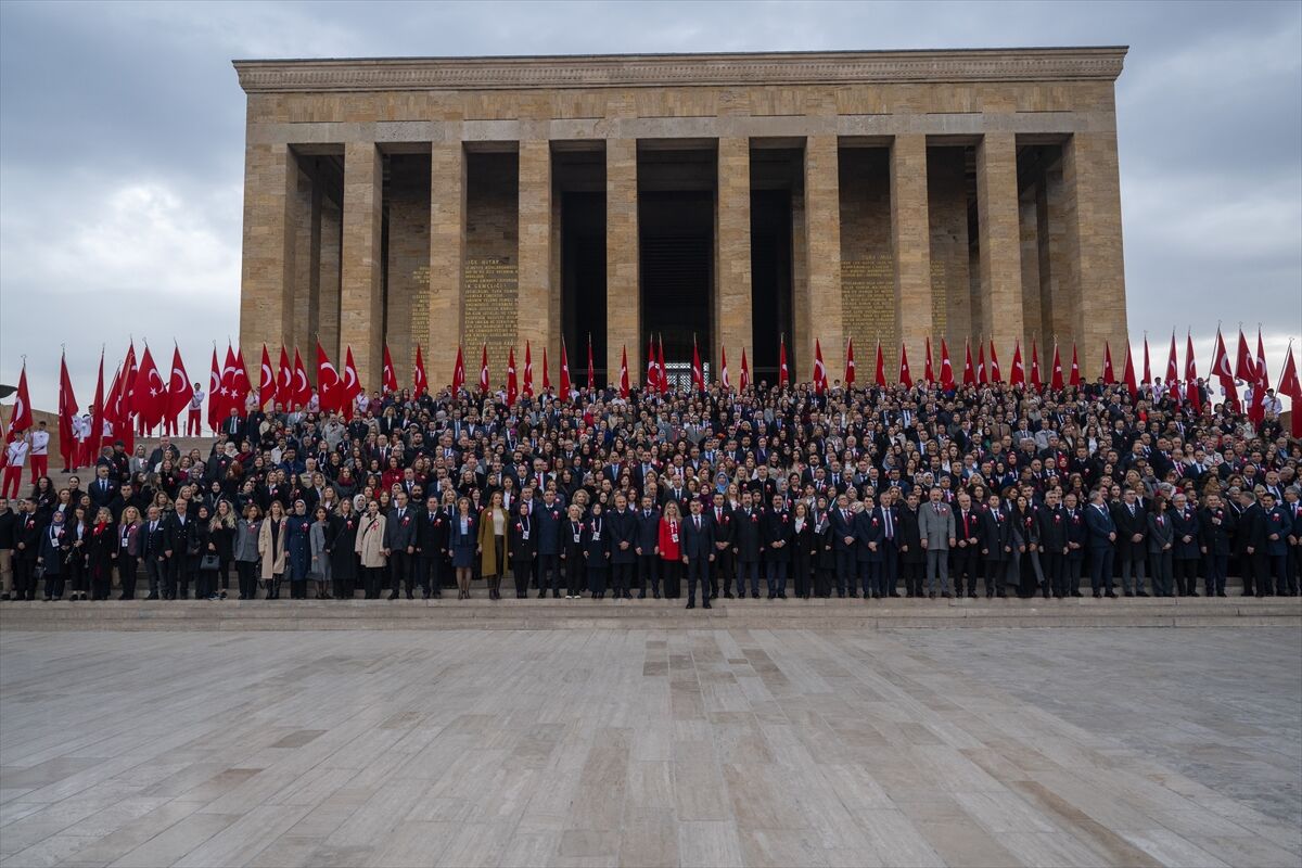 Milli Eğitim Bakanı Tekin, tüm illerden gelen öğretmenlerle Anıtkabir'i ziyaret etti