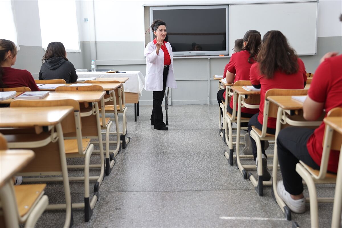 Ayşe öğretmen, inancı ve tutkusuyla mesleğini 28 yıldır koltuk değneğiyle sürdürüyor