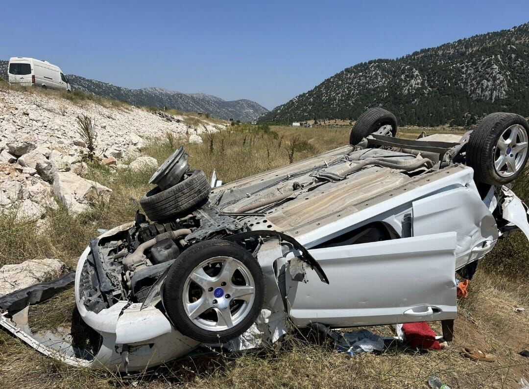 Konya'da şarampole devrilen otomobildeki 5 kişi yaralandı