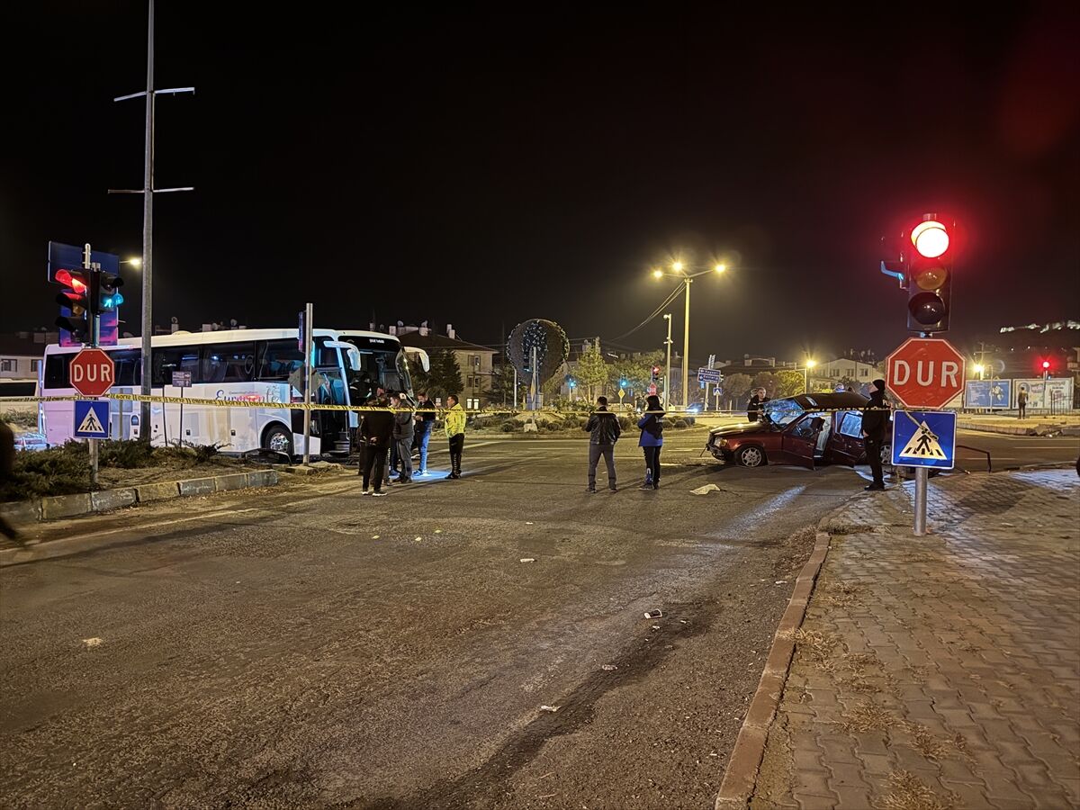 Nevşehir'de tur otobüsü ile çarpışan otomobilde 2 kişi öldü, 3 kişi yaralandı