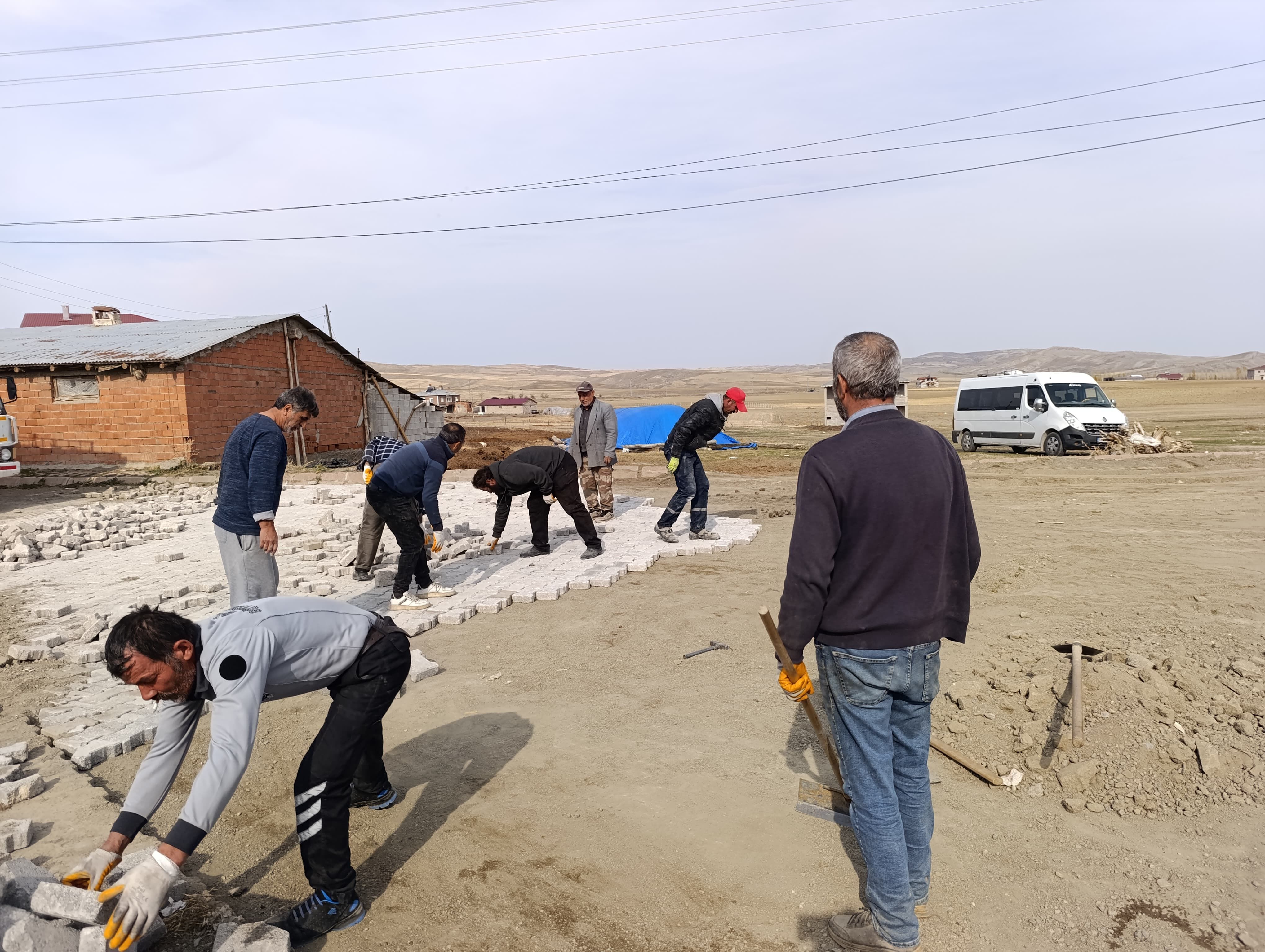 Ulaş'ta okul yoluna parke taşı döşendi
