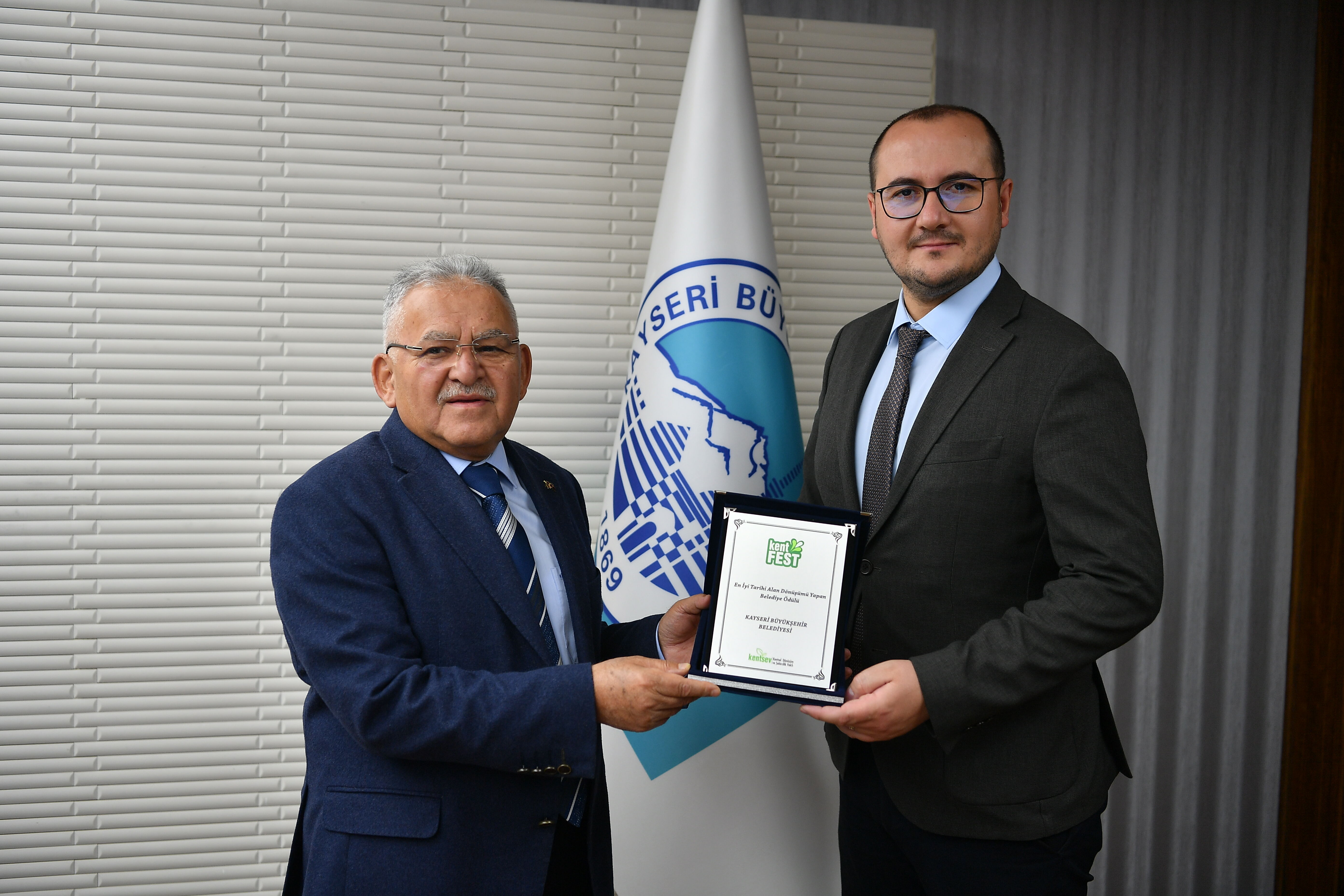 'En İyi Tarihi Alan Dönüşümü Yapan Belediye' ödülü Başkan Büyükkılıç'a takdim edildi