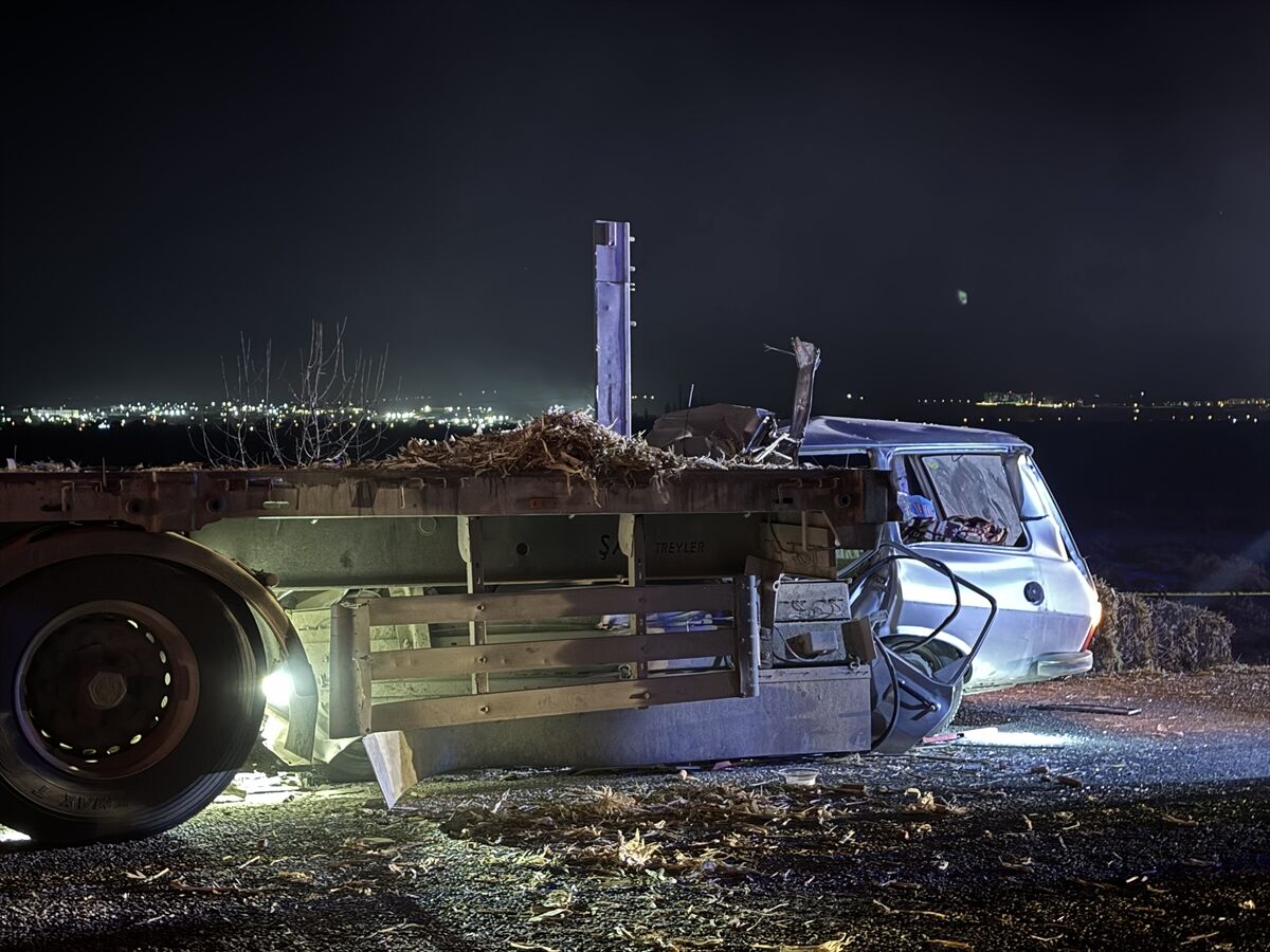 Karaman'da park halindeki tıra arkadan çarpan otomobildeki 2 kişi öldü