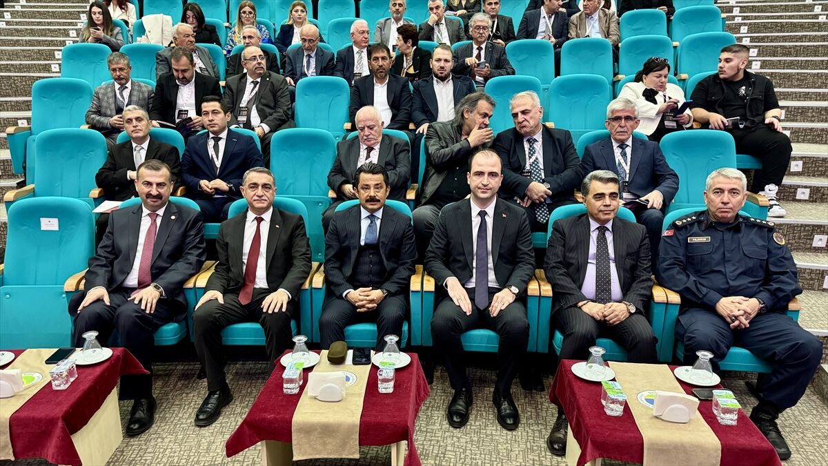 Kırşehir'de 'Uluslararası Anadolu'da Türk Yazı Dilinin Öncüleri ve Aşık Paşa Sempozyumu' başladı