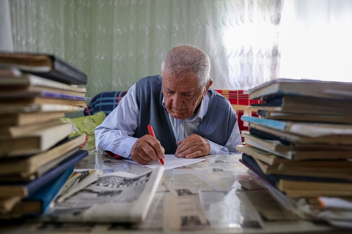 Kendi çabasıyla okuma yazma öğrenen 89 yaşındaki şair şiir tutkusundan vazgeçmiyor