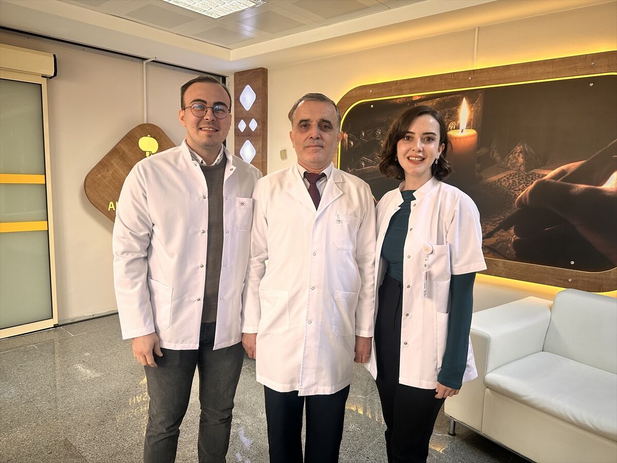 Doktor baba, kızı ve damadı aynı hastanede hizmet veriyor