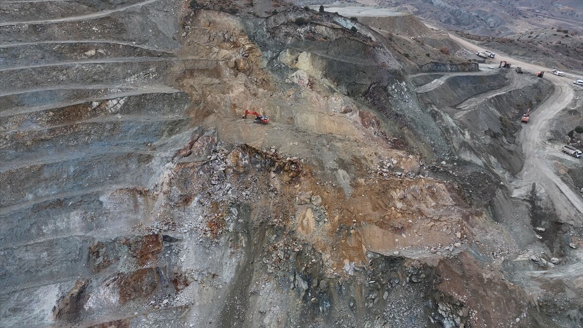 GÜNCELLEME - Sivas'ta demir madeni ocağında göçük altında kalan işçiyi arama çalışmaları başladı