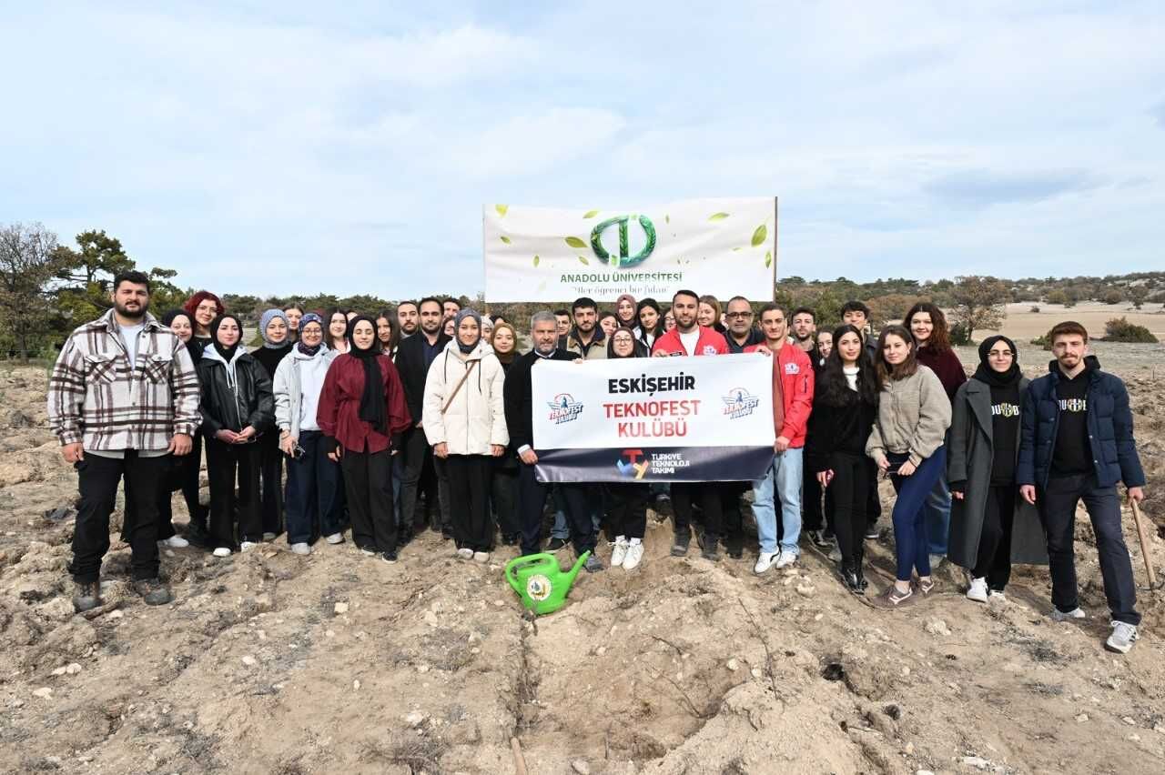 Anadolu Üniversitesi öğrencileri 200 fidanı toprakla buluşturdu