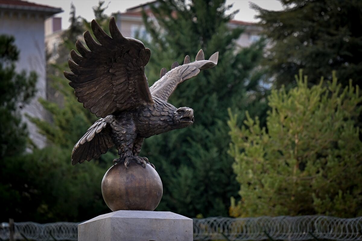 Türk birliğini simgeleyen 'Tuğrul Kuşu' heykeli için 650 kilogram bronz kullanıldı