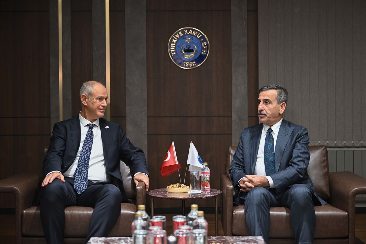 Kamu-Sen Genel Başkanı Kahveci, KKTC'li Bakan Hasipoğlu ile bir araya geldi