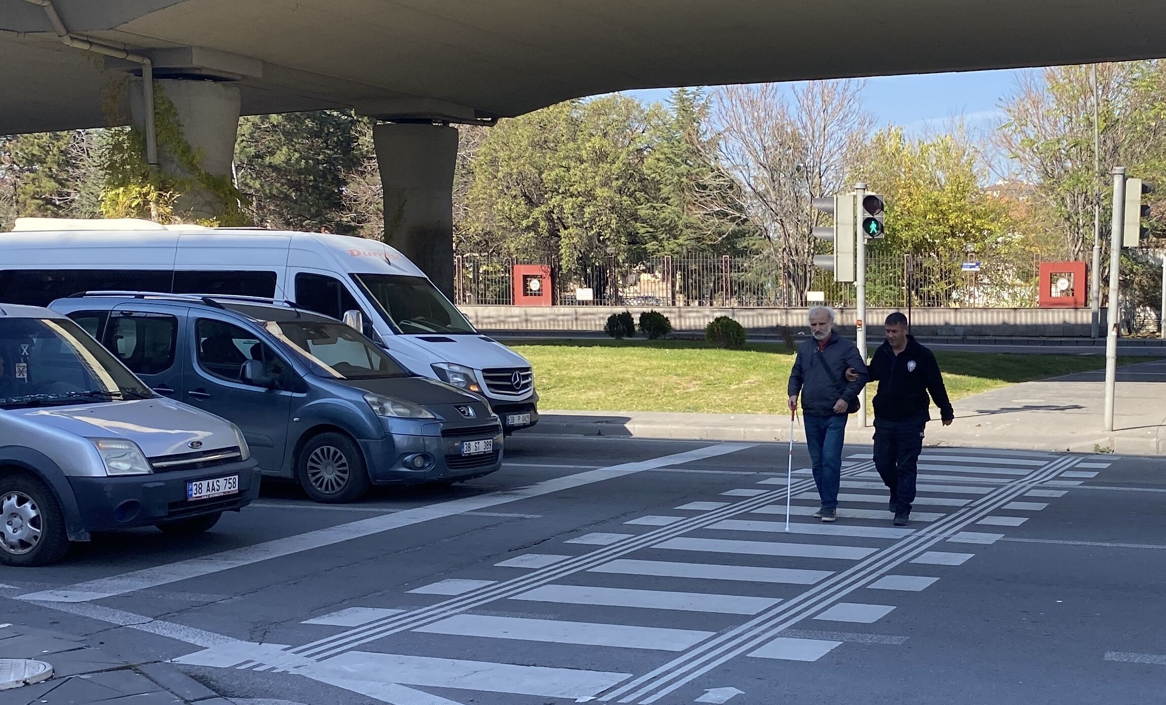 Kayseri'de görme engelli kişiye yolun karşısına geçerken polis yardım etti