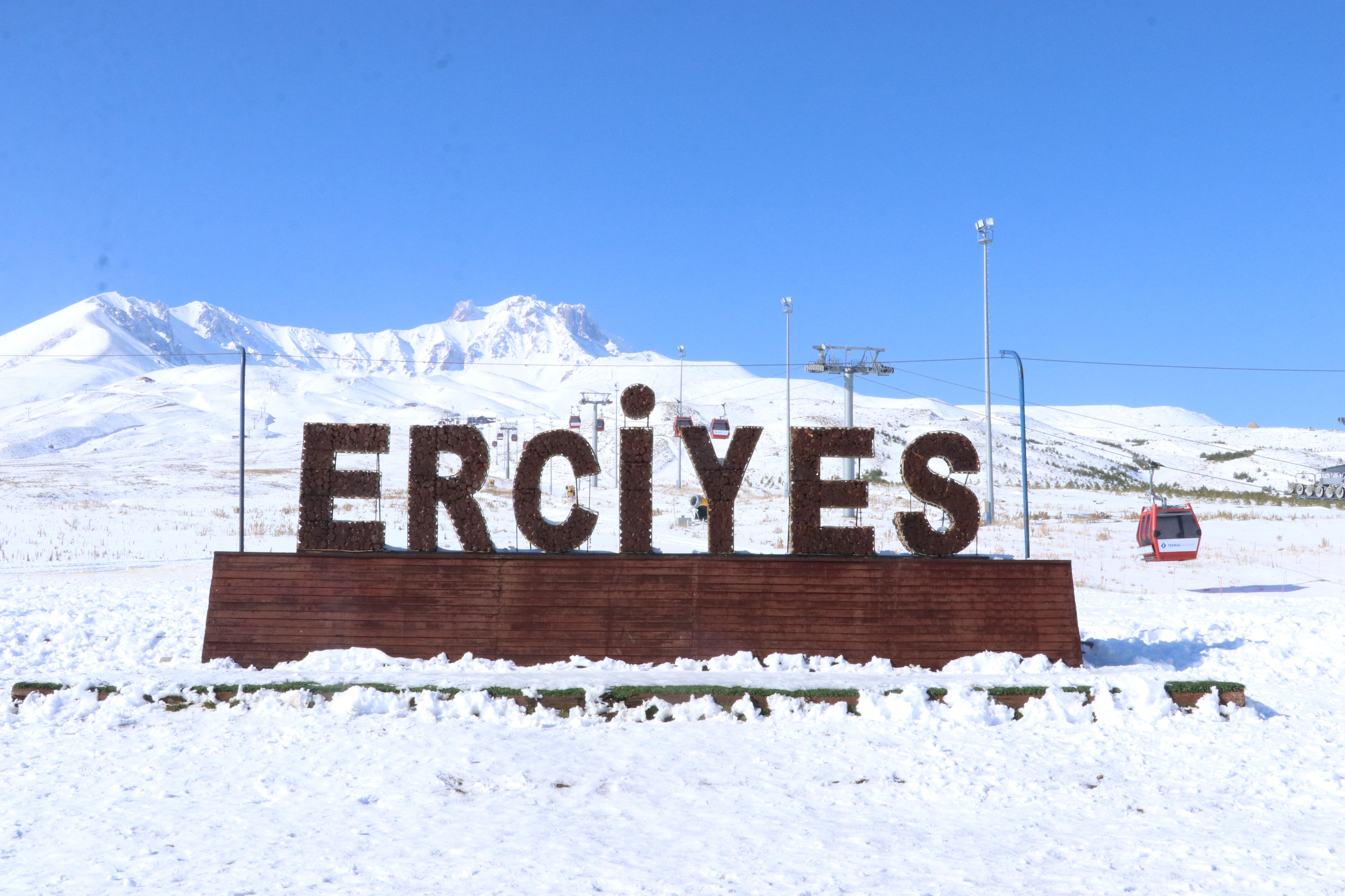 Kasımda yağan kar Erciyes'te kayak keyfi için geri sayımı başlattı