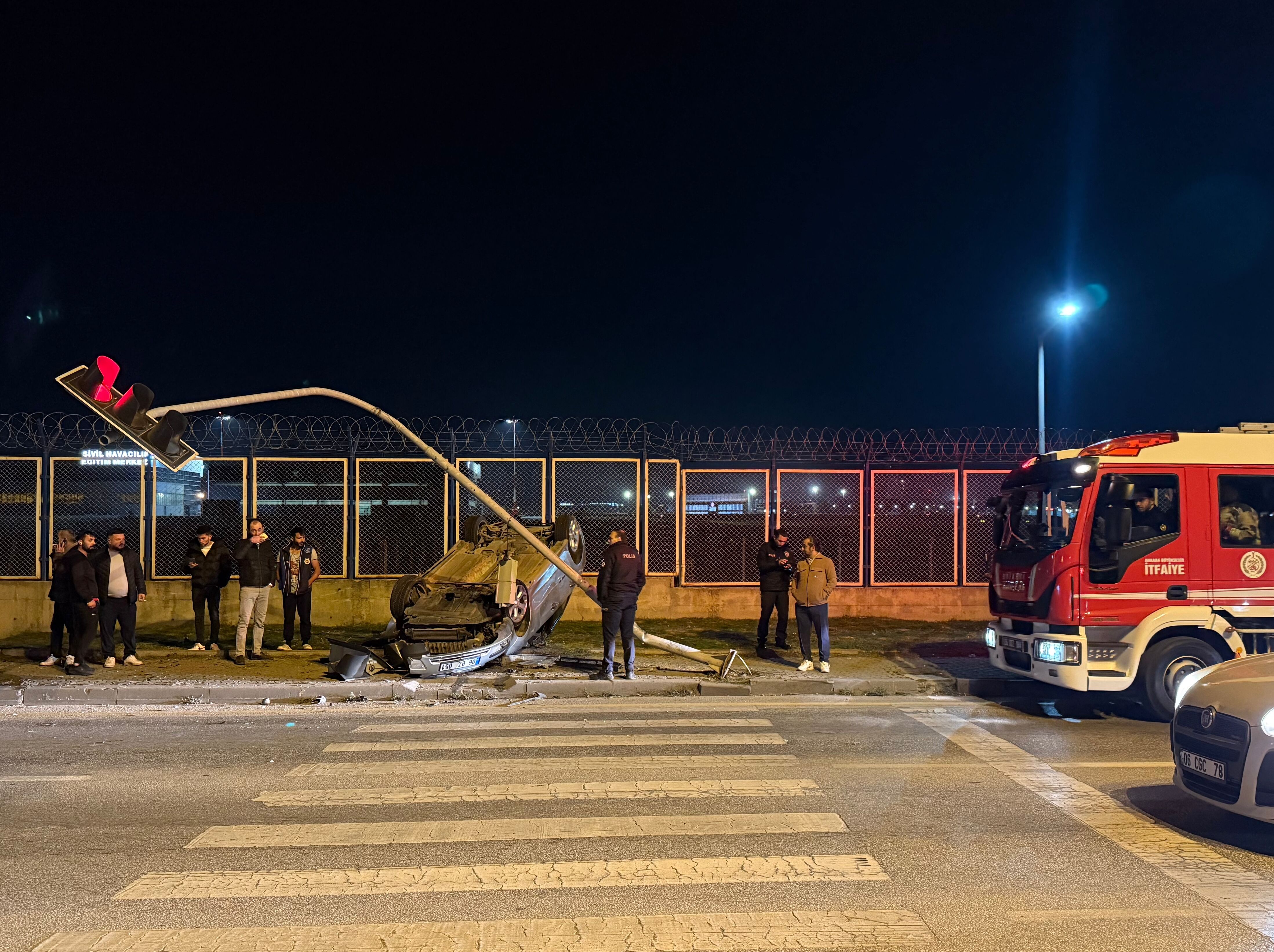Çubuk'ta trafik ışığı direğine çarpan otomobildeki 1 kişi yaralandı