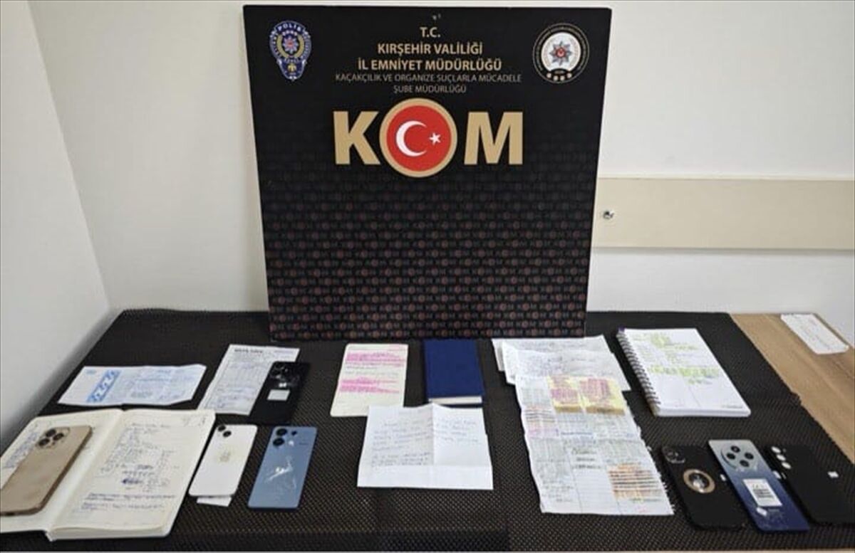 Kırşehir'de tefecilik ve dolandırıcılık operasyonunda yakalanan zanlılardan 4'ü tutuklandı