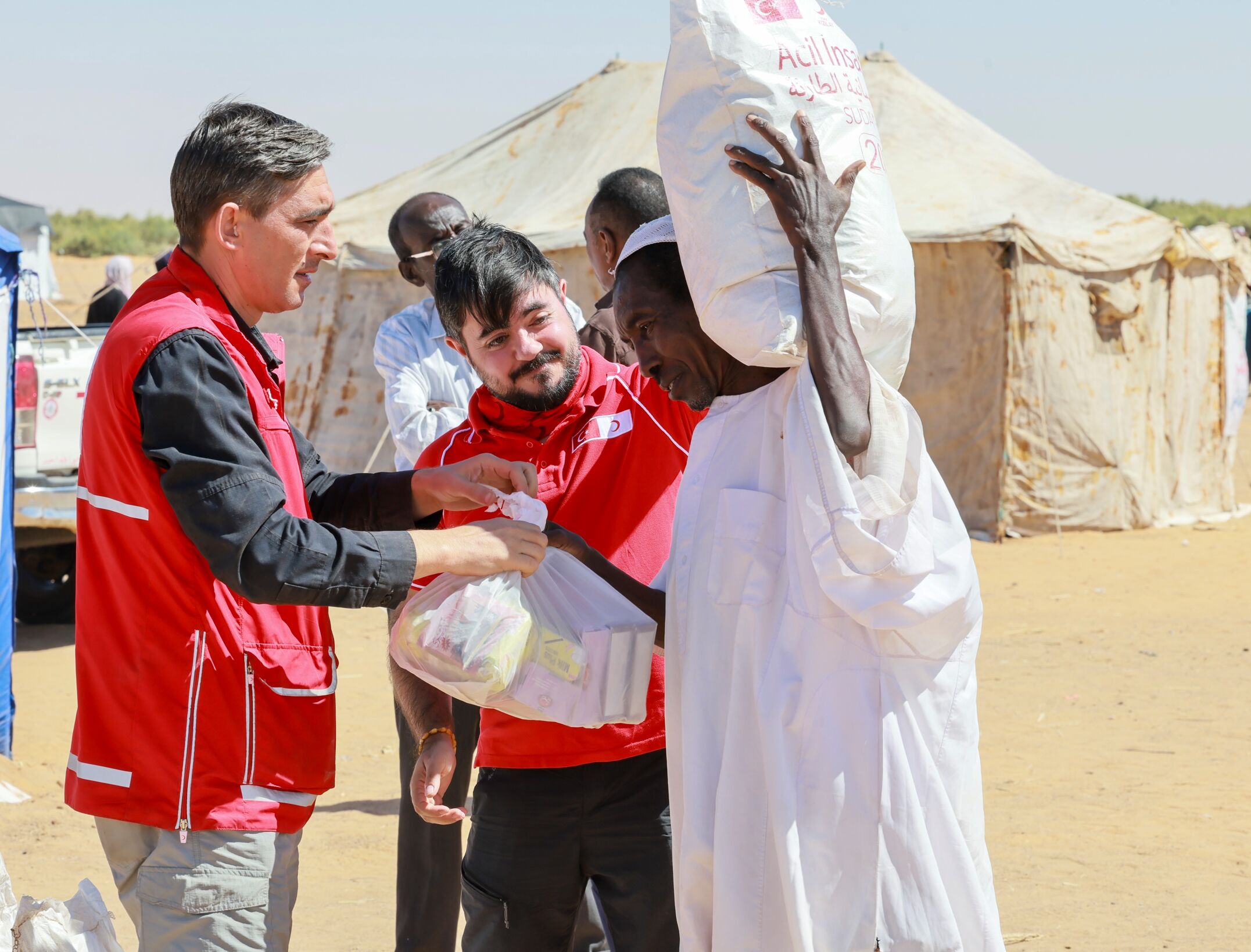 Türk Kızılaydan Sudan'da yerinden edilenlere gıda desteği