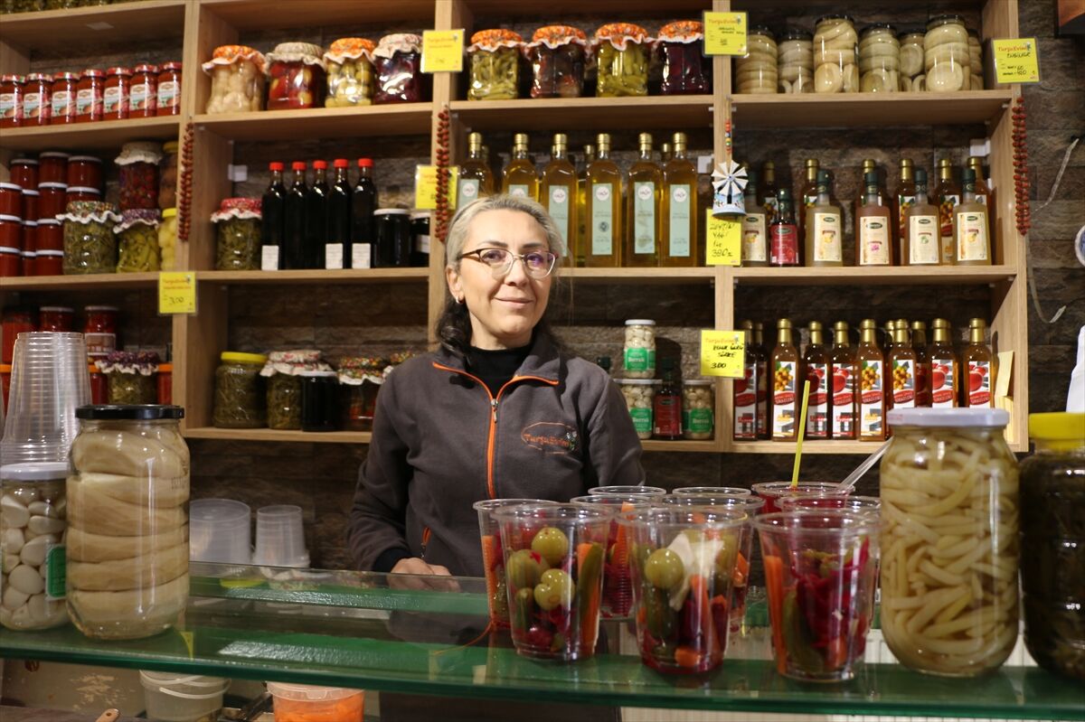 Karşılıklı turşu dükkanı işleten çiftin hikayesi 'Neşeli Günler' filmini hatırlatıyor