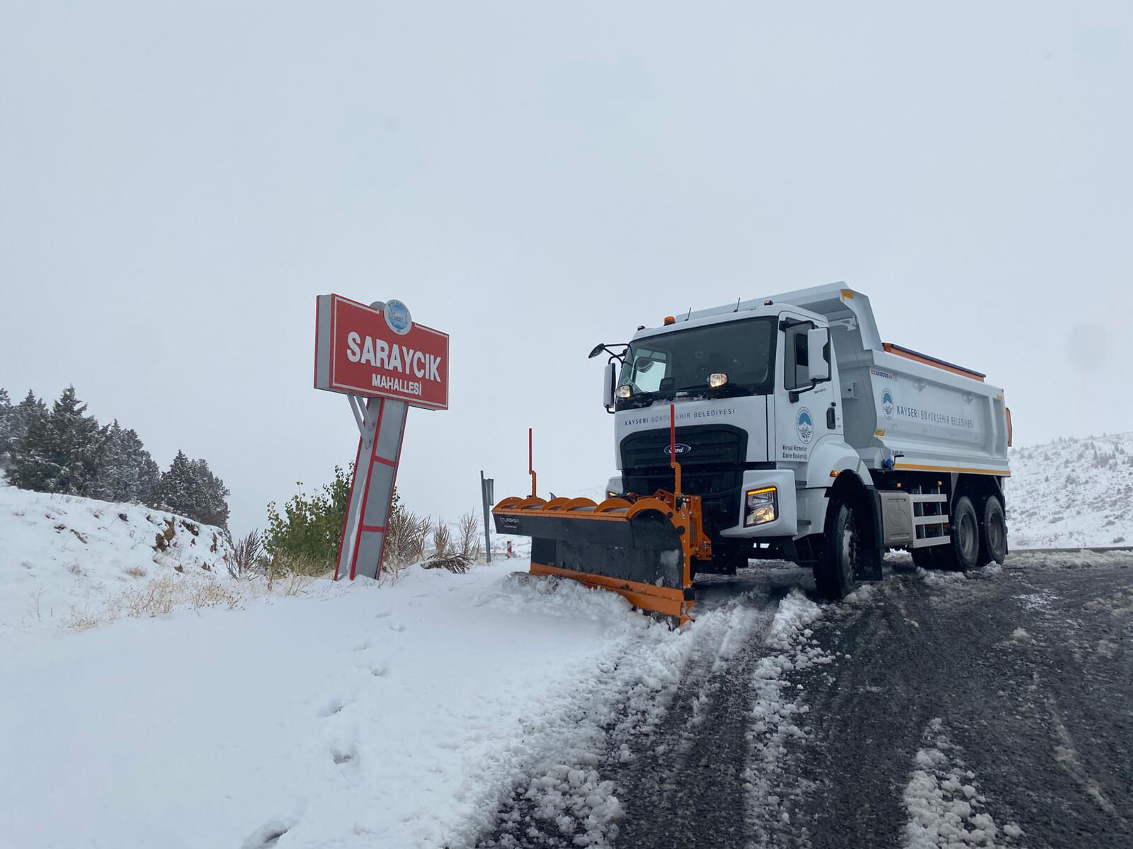 Kayseri'de kırsal mahallelerde karla mücadele çalışmaları sürüyor