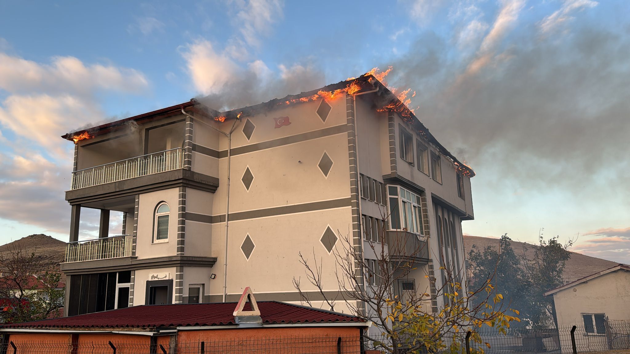 Konya'da üç katlı binada çıkan yangın söndürüldü