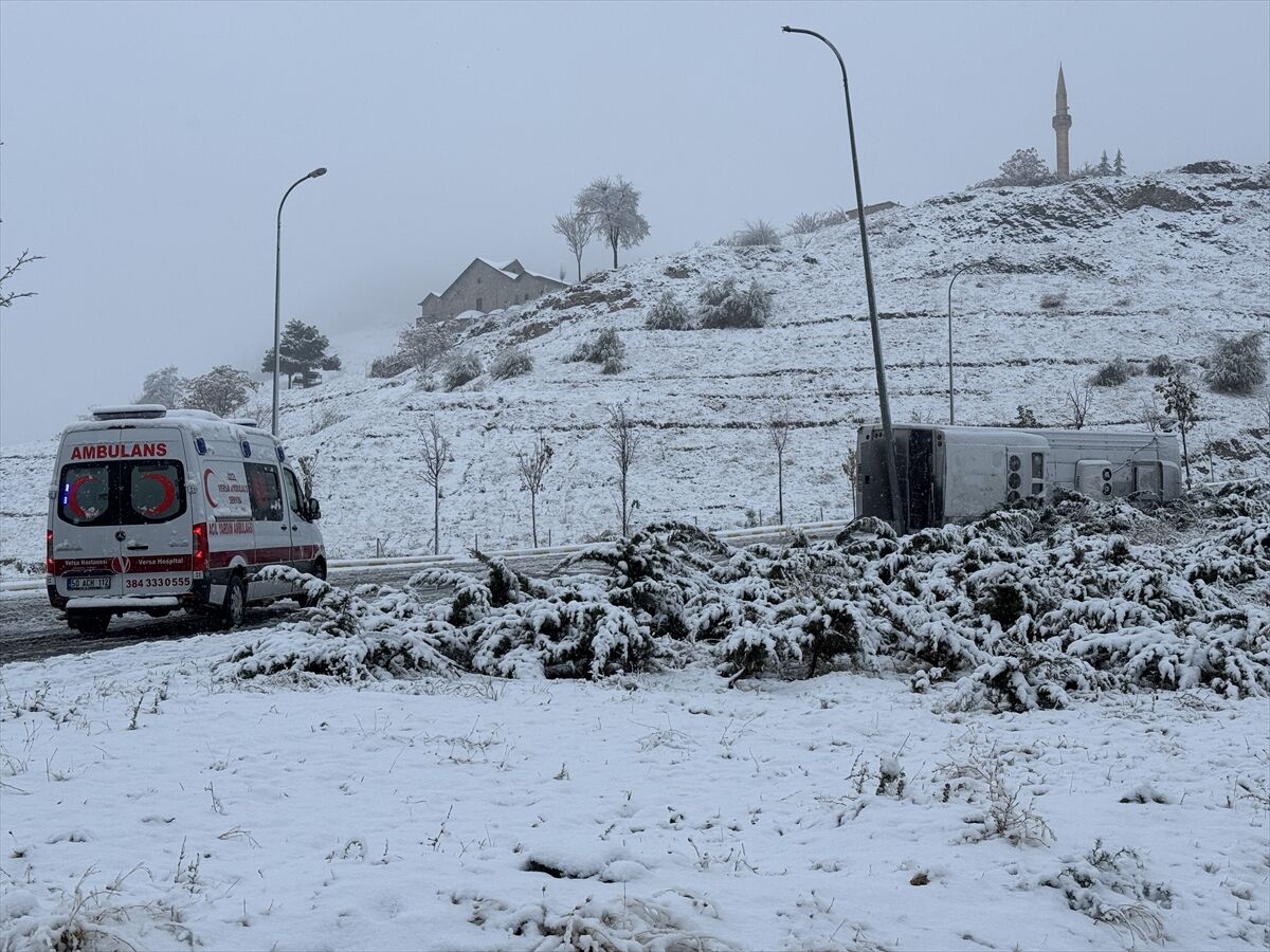 Nevşehir'de devrilen işçi servisindeki 14 kişi yaralandı