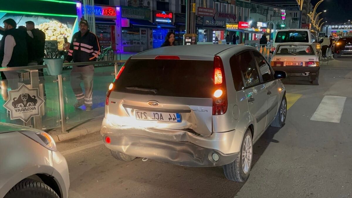 Aksaray'da alkollü sürücünün kullandığı otomobil 4 araca çarptıktan sonra durabildi
