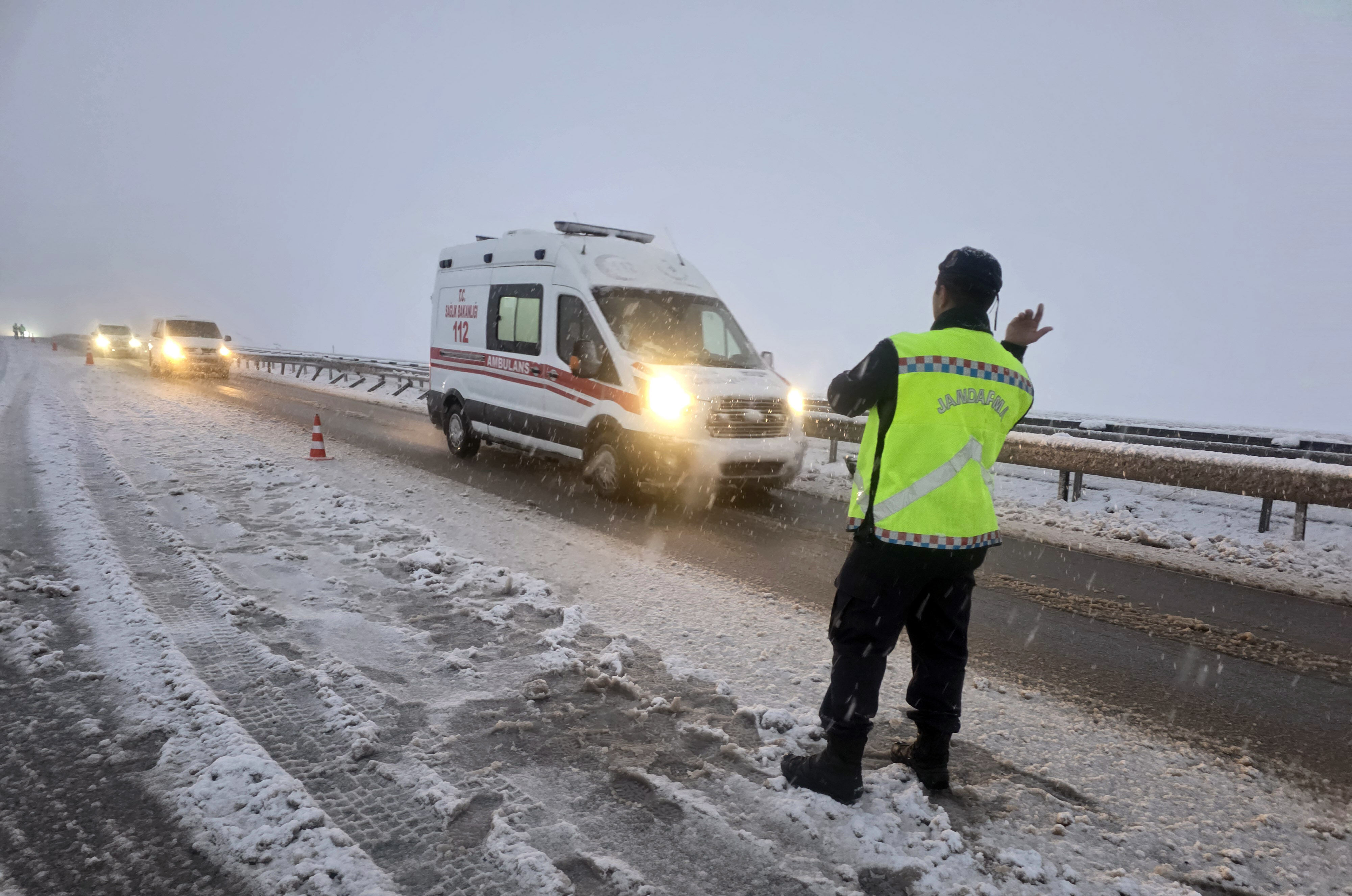 Sivas'ta tır ve 3 otomobilin karıştığı zincirleme trafik kazasında araçlarda hasar oluştu
