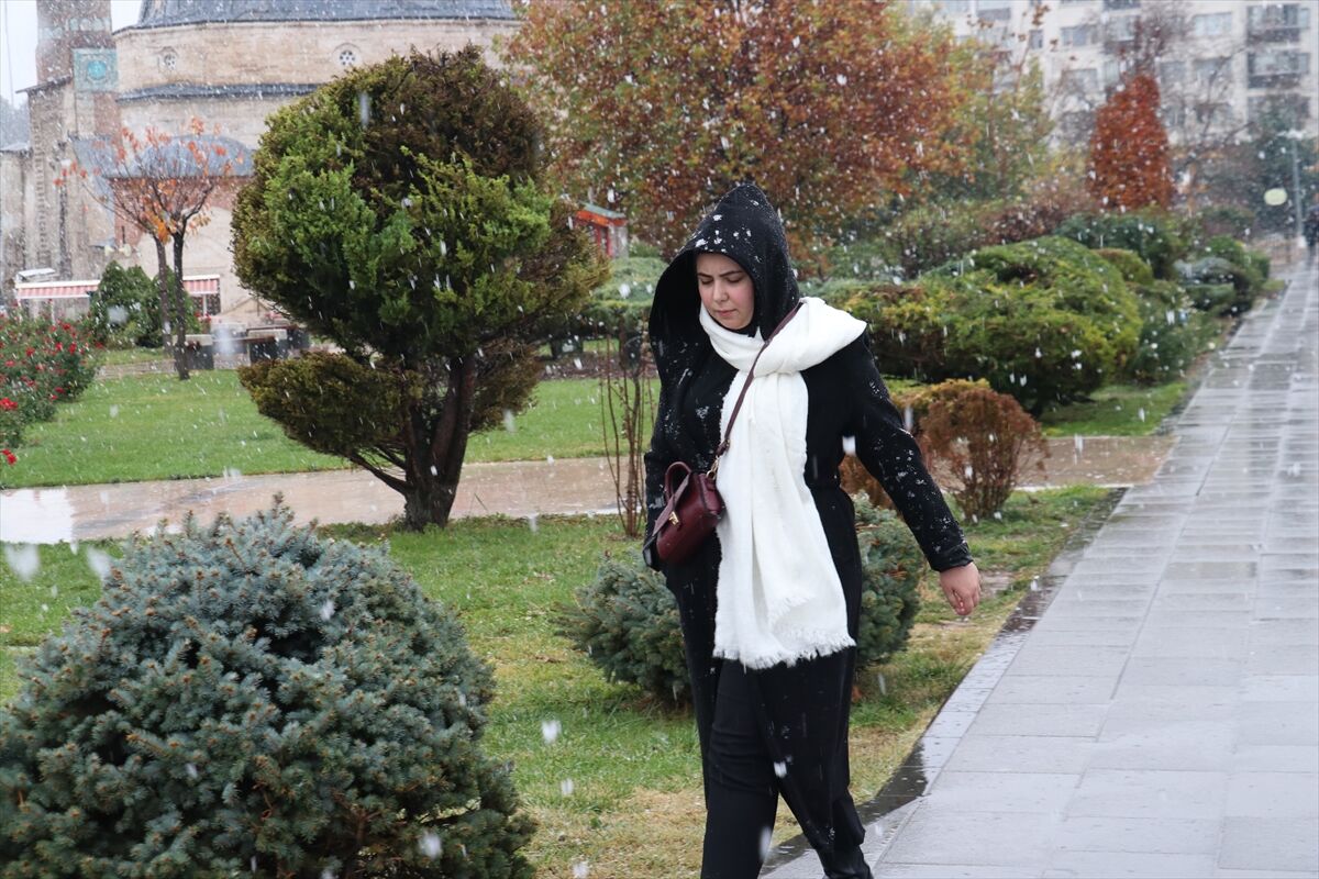 Sivas'a mevsimin ilk karı yağdı