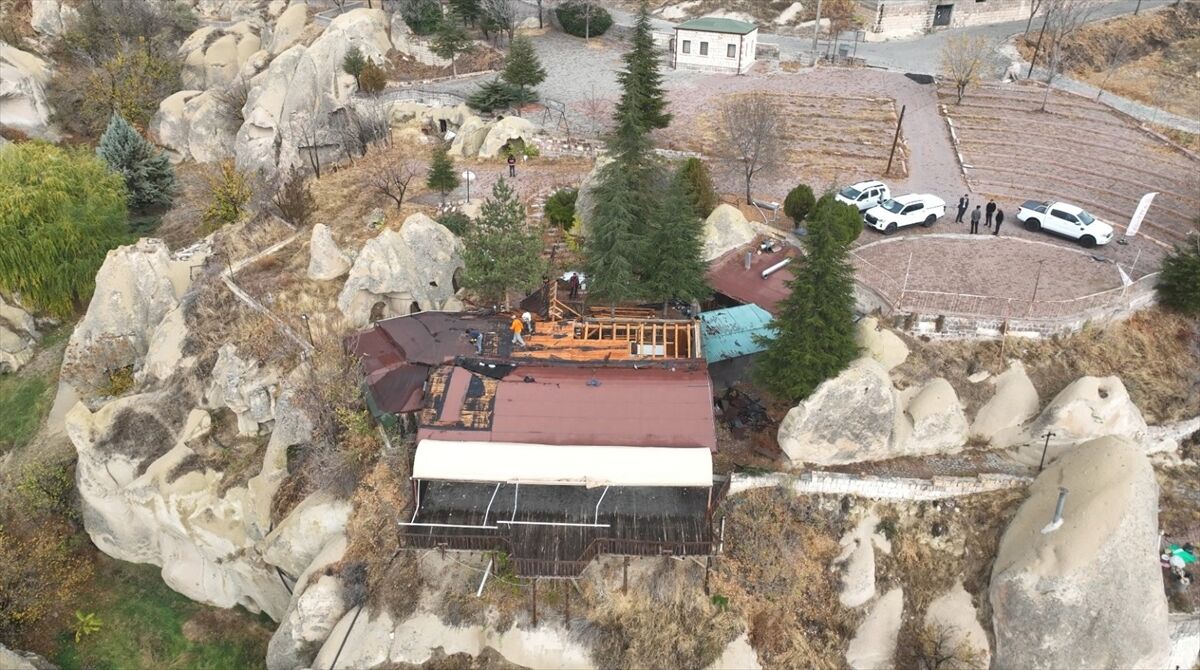 Kapadokya'da vadi yamacında izinsiz yapılan ve doğal dokuya uymayan iş yeri kaldırıldı