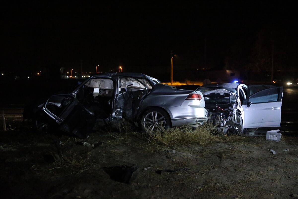 Niğde'de iki otomobilin çarpışması sonucu 3 kişi öldü, 6 kişi yaralandı