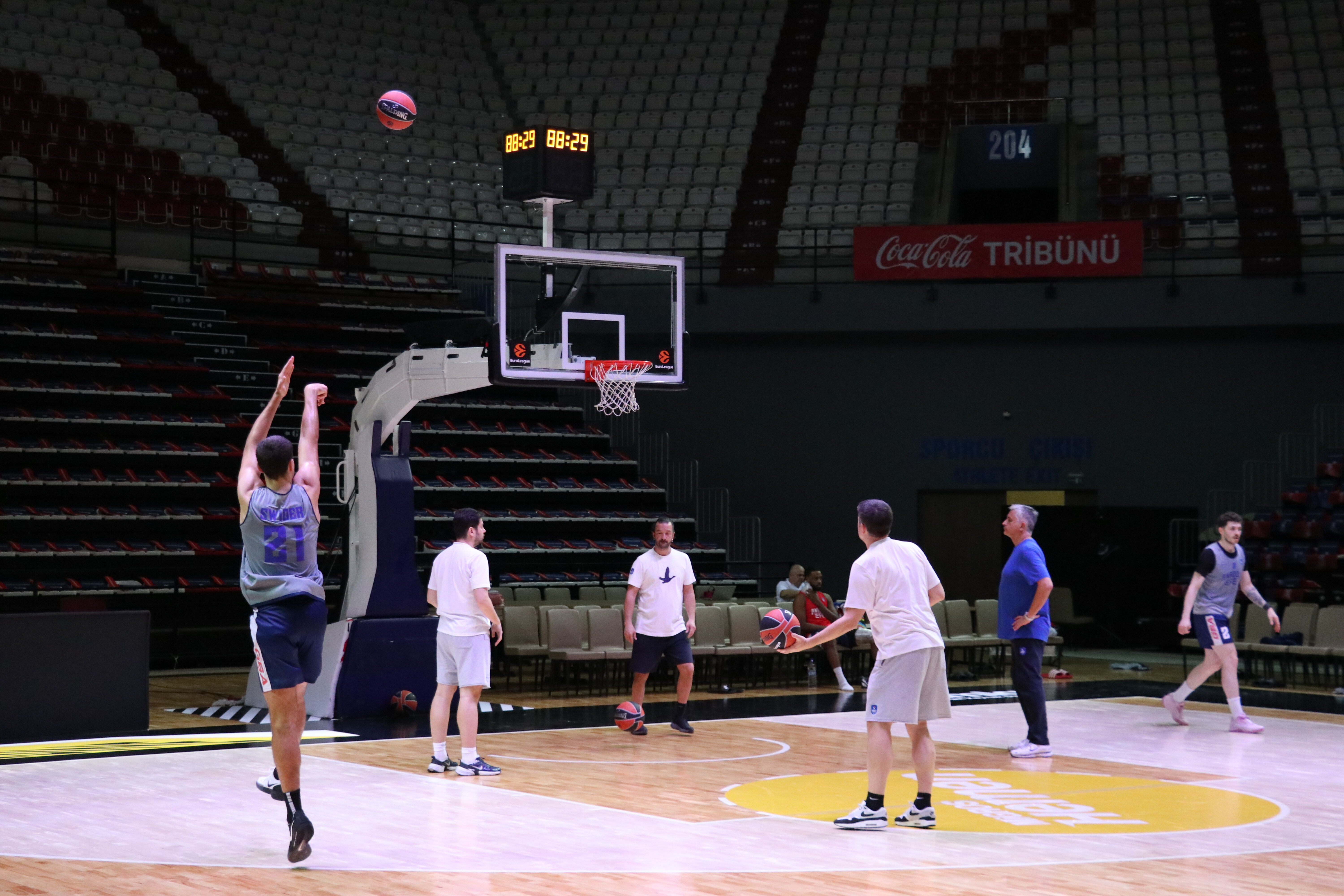 Anadolu Efes, yarın Antalya'da konuk edeceği Bayern Münih maçının hazırlıklarını tamamladı