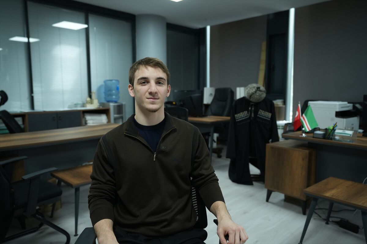 Aileleri Türkiye'ye göç etmek zorunda kalan Çeçen güreşçiler, ay yıldızlı formayla uluslararası başarı istiyor