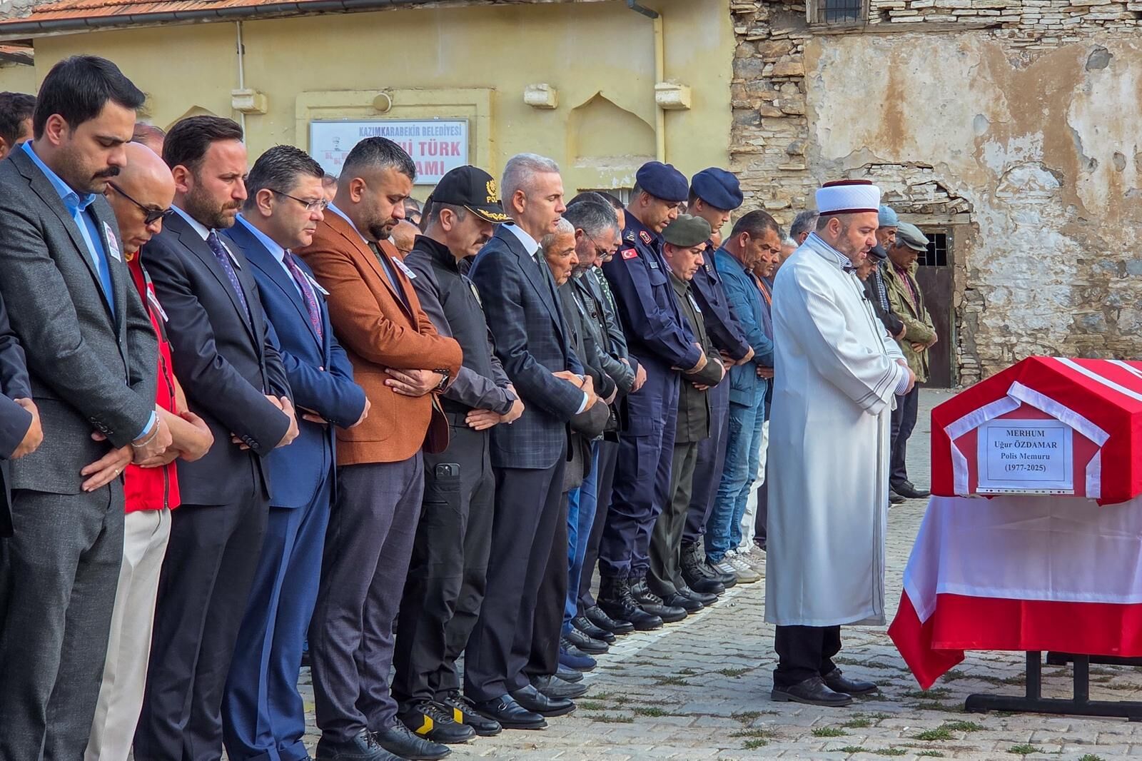 Kalp krizi sonrası vefat eden polis memurunun cenazesi Karaman'da defnedildi