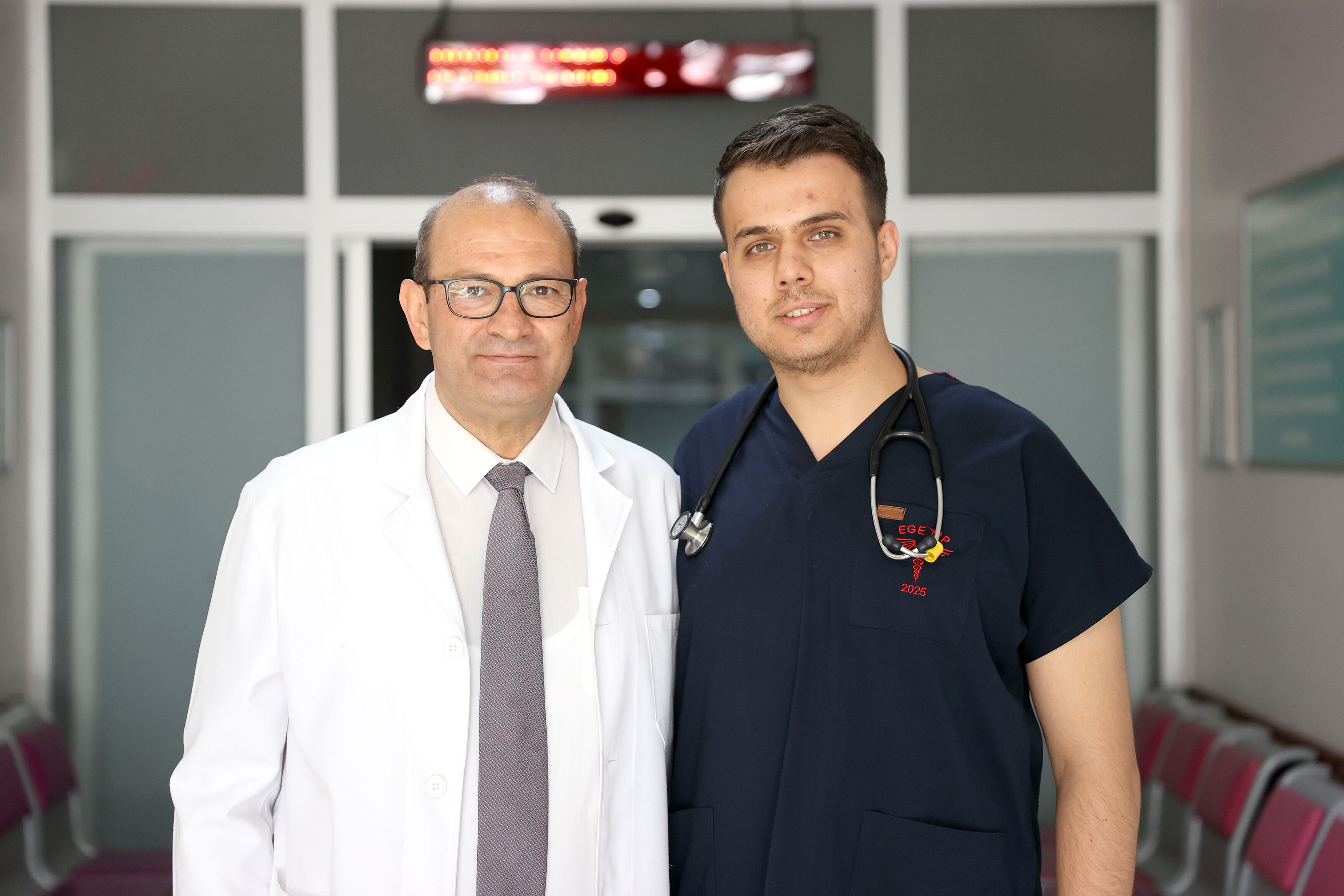 Çocukluğunu geçirdiği hastanede doktor olarak babasıyla görev yapıyor