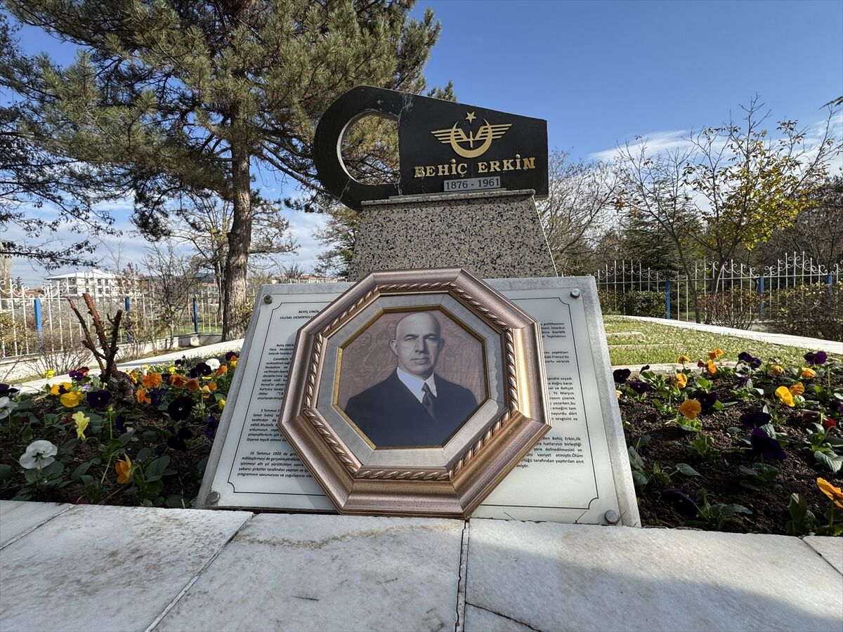 TCDD'nin ilk genel müdürü Erkin, Eskişehir'deki mezarı başında anıldı