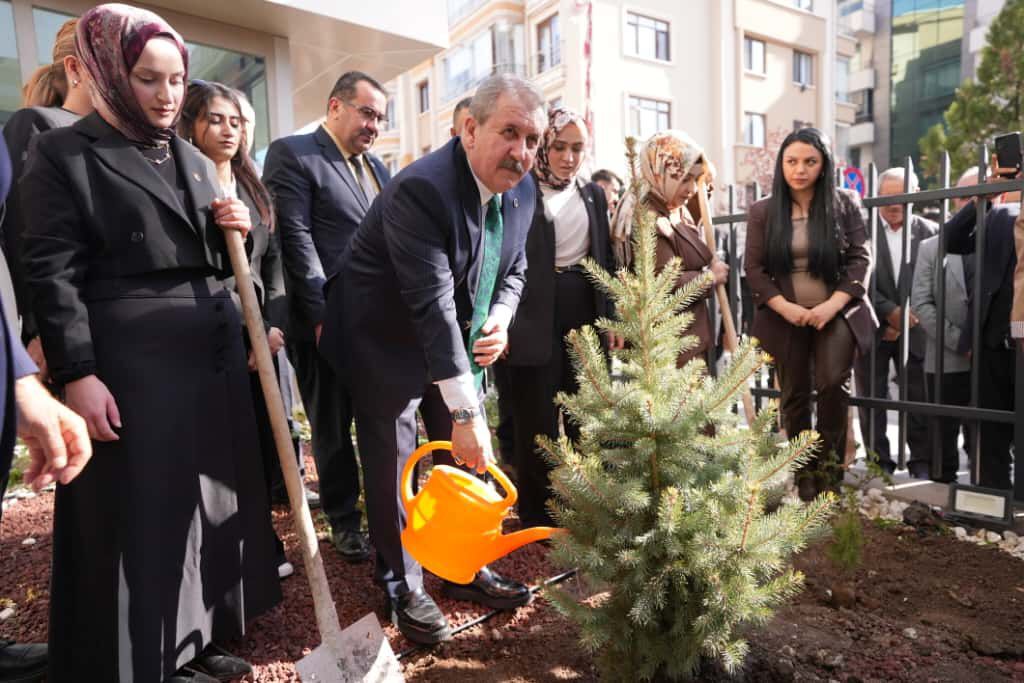 BBP Genel Başkanı Destici, Milli Ağaçlandırma Günü dolayısıyla fidan dikti