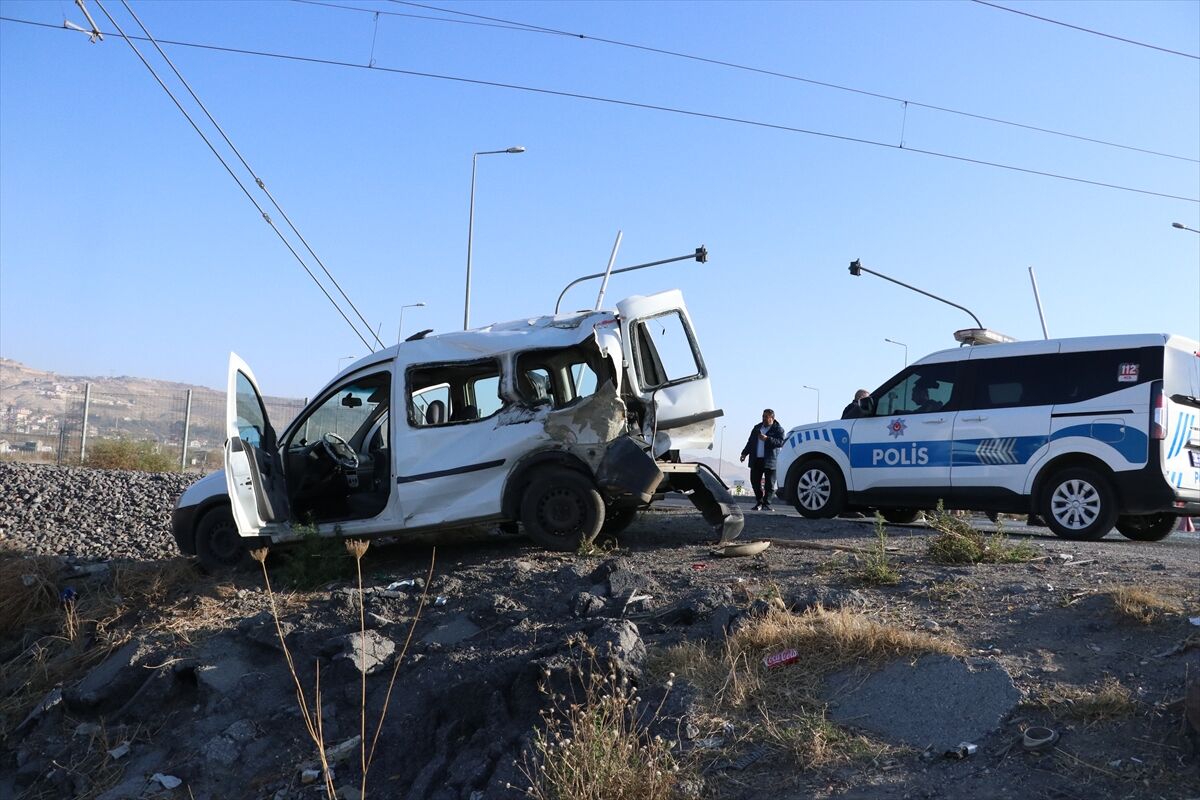 Kayseri'de lokomotifin çarptığı hafif ticari araçtaki 2 kişi yaralandı
