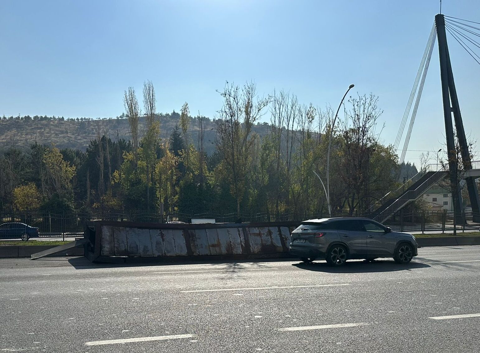 Ankara'da seyir halindeki tırın dorsesinin devrilmesi kamerada