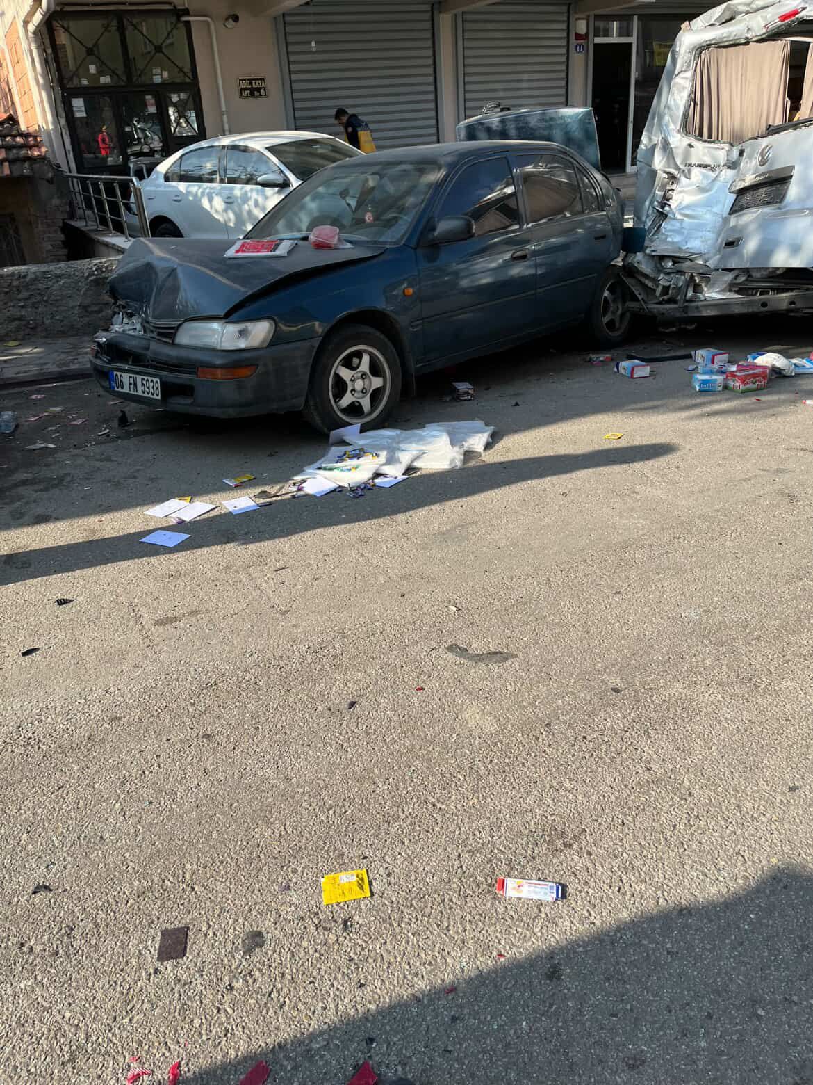 Başkentte freni patlayan kamyon park halindeki araçlara çarparak durdu