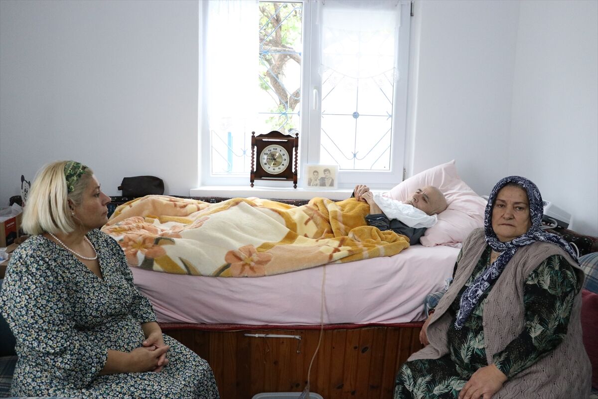 Kendisini hatırlamayan, yatalak ve konuşamayan eşinin yanından ayrılmıyor