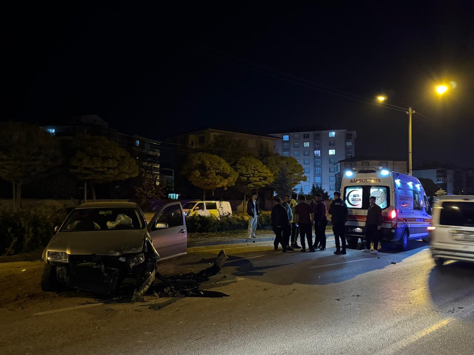 Konya'da refüje çarpan otomobilin sürücüsü yaralandı