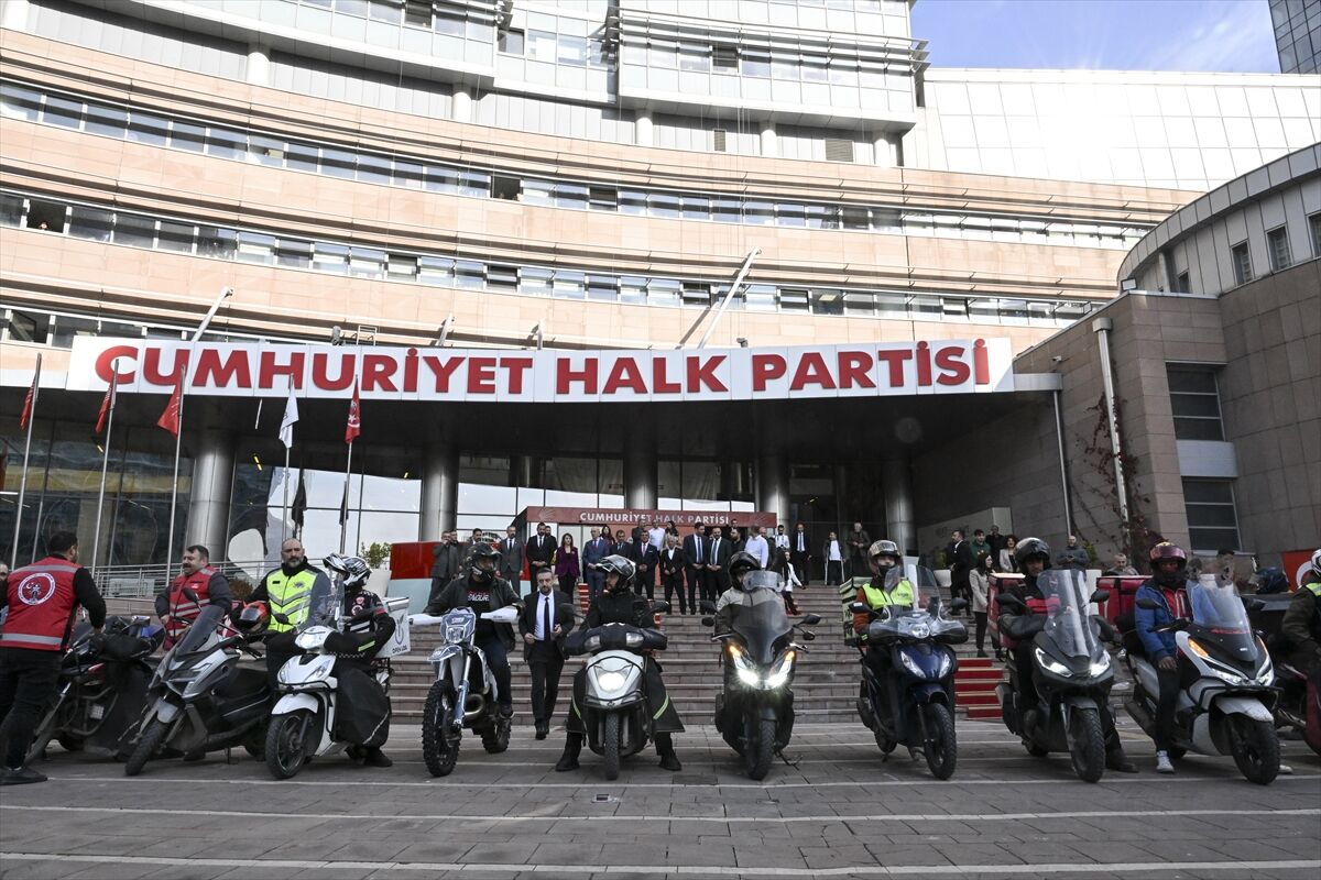 CHP Genel Başkanı Özel, motokuryelerle bir araya geldi: