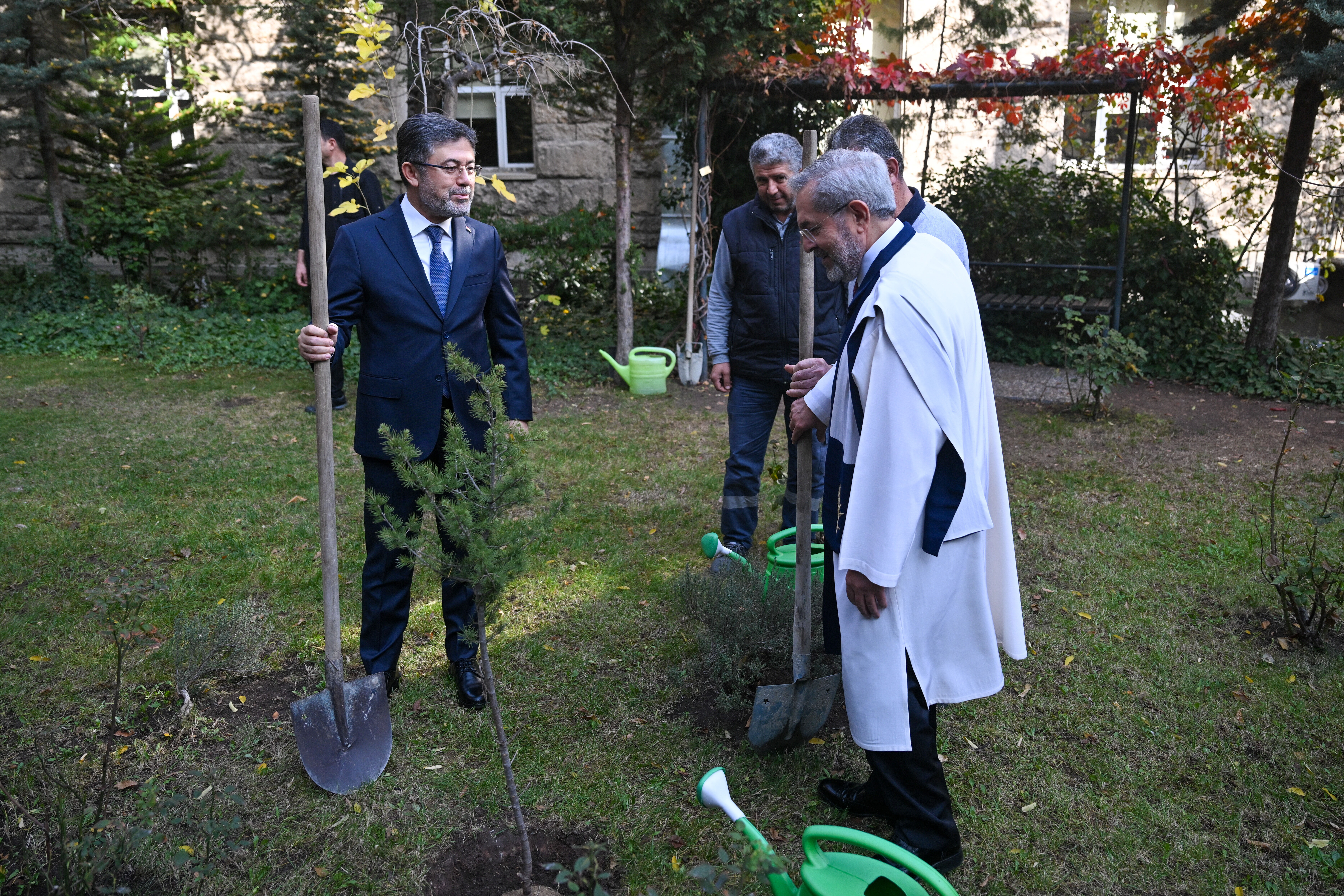 Tarım ve Orman Bakanı Yumaklı'dan vatandaşlara 'ağaçlandırma seferberliği' çağrısı: