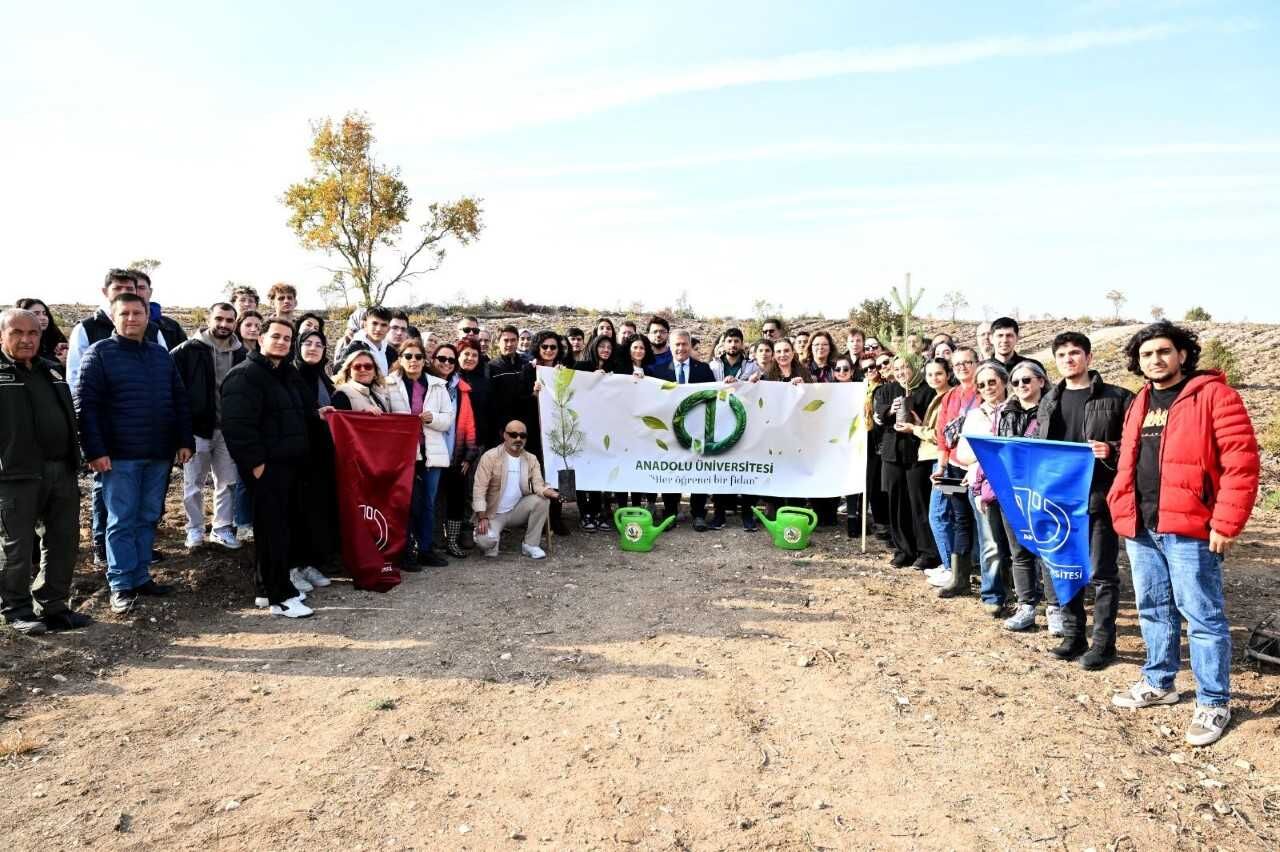 Anadolu Üniversitesi öğrencileri Yunus'un fidanlarını toprakla buluşturdu